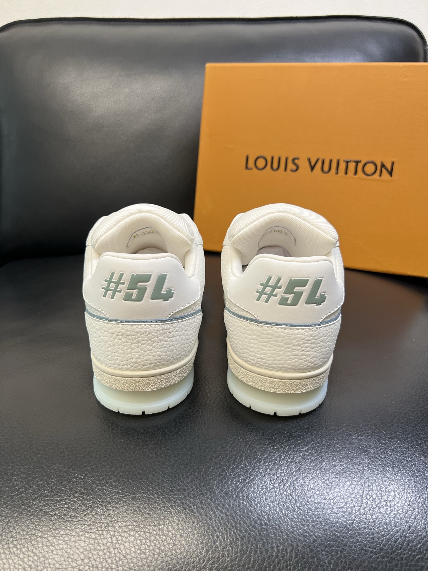 Lv 顶级代购 路易威登，运动板鞋专柜同步，鞋面意大利进口，高品质拼接缤纷色彩复杂工艺品，进口网布里垫柔