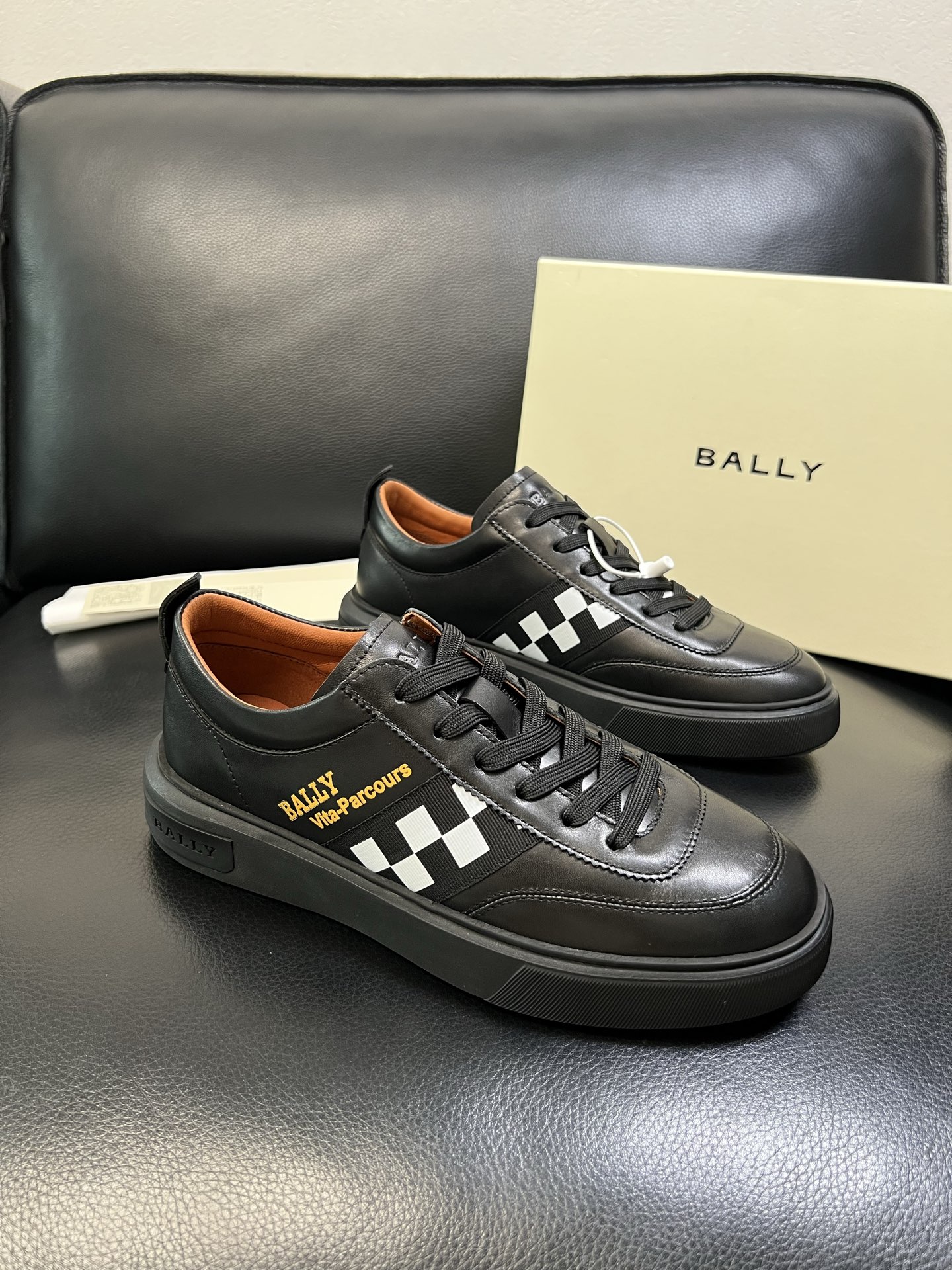BALLY 高品质 顶级工艺品 巴利 经典配色专柜同步，鞋面意大利进口牛皮面料，进口水染牛皮里垫 ，鞋底