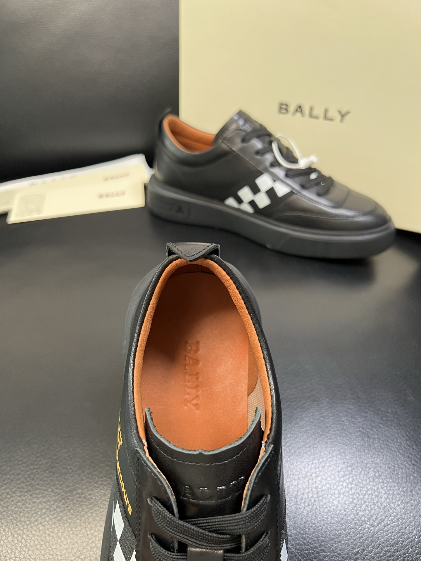 BALLY 高品质 顶级工艺品 巴利 经典配色专柜同步，鞋面意大利进口牛皮面料，进口水染牛皮里垫 ，鞋底