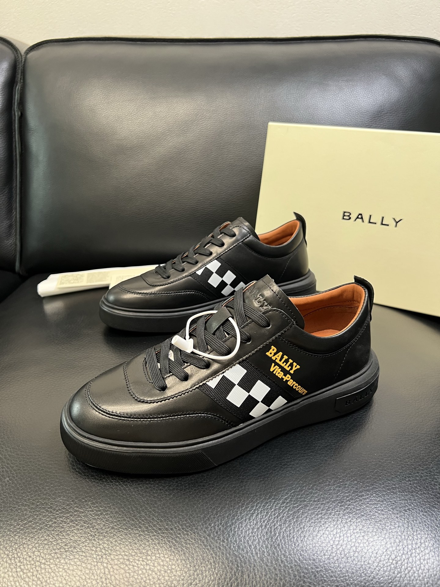 BALLY 高品质 顶级工艺品 巴利 经典配色专柜同步，鞋面意大利进口牛皮面料，进口水染牛皮里垫 ，鞋底