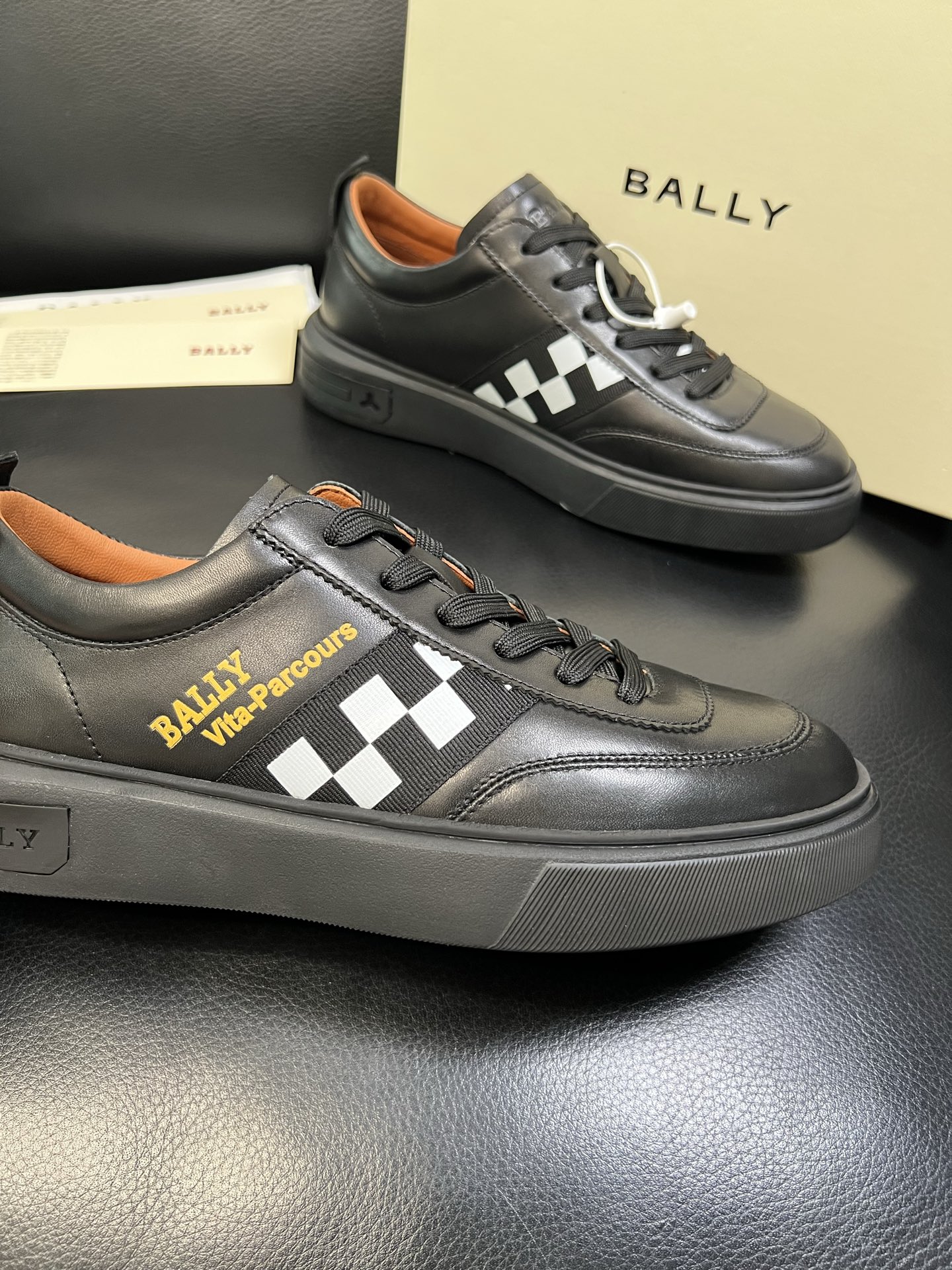 BALLY 高品质 顶级工艺品 巴利 经典配色专柜同步，鞋面意大利进口牛皮面料，进口水染牛皮里垫 ，鞋底