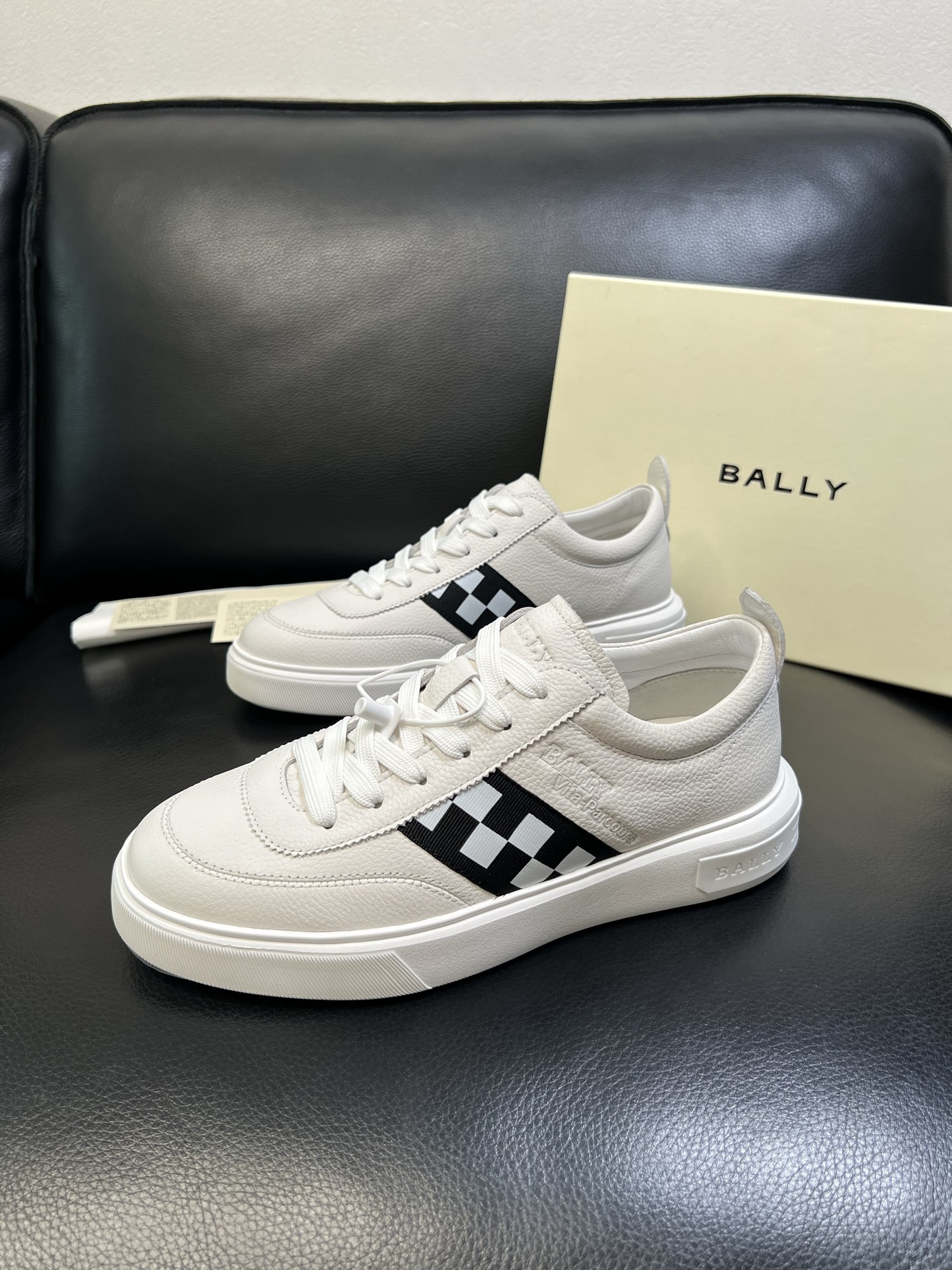 BALLY 高品质 顶级工艺品 巴利 经典配色专柜同步，鞋面意大利进口牛皮面料，进口水染牛皮里垫 ，鞋底