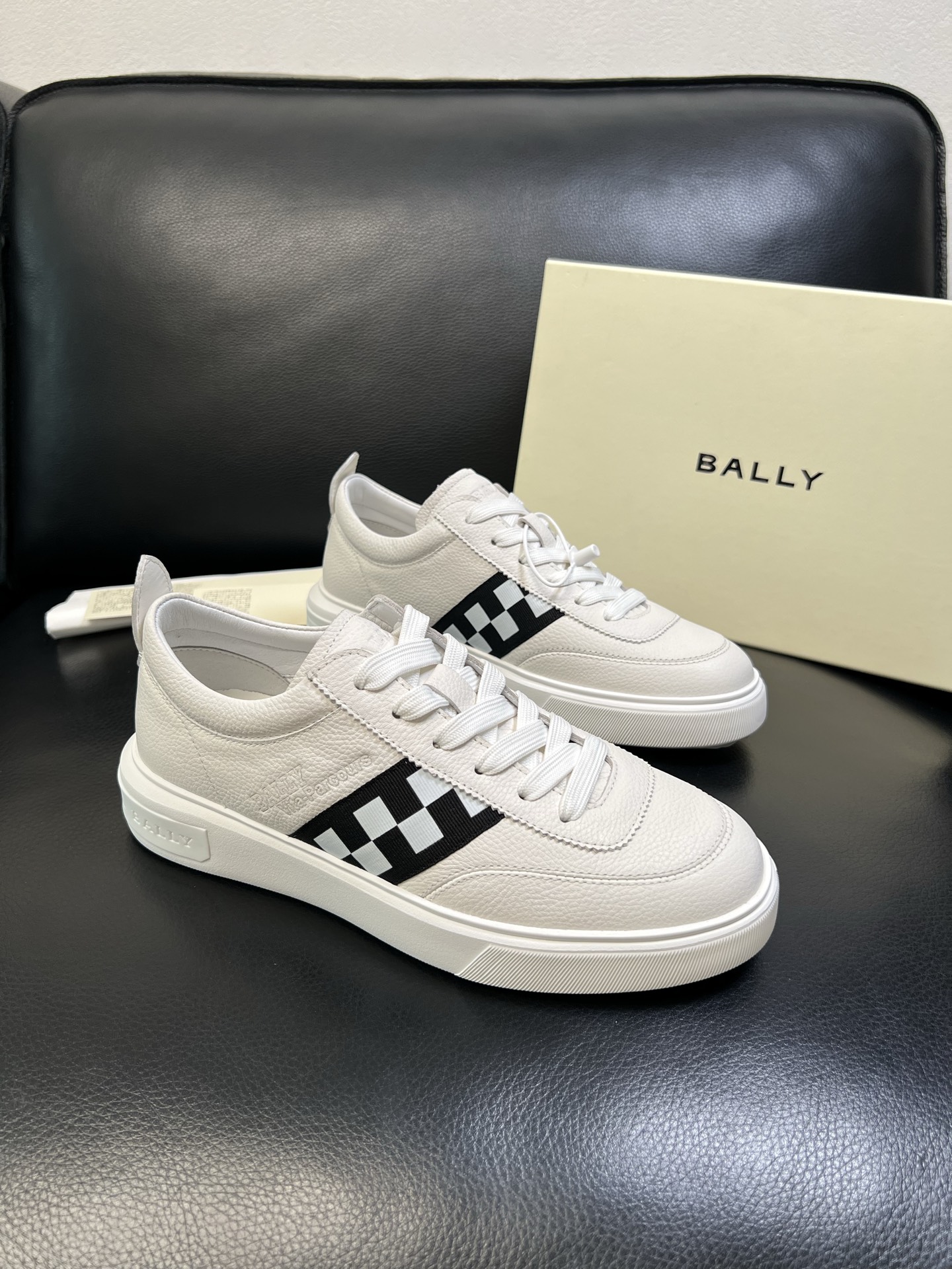 BALLY 高品质 顶级工艺品 巴利 经典配色专柜同步，鞋面意大利进口牛皮面料，进口水染牛皮里垫 ，鞋底