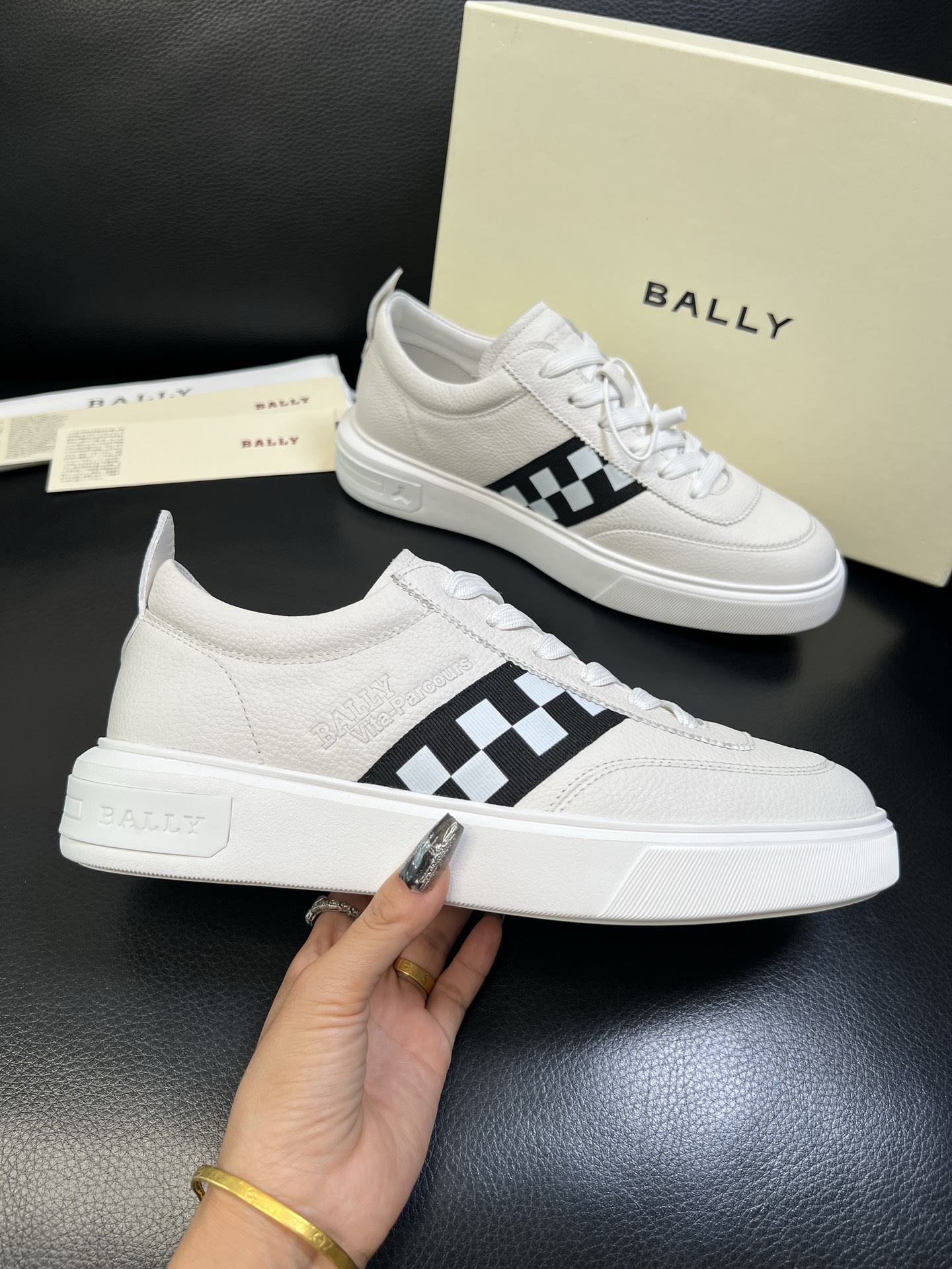 BALLY 高品质 顶级工艺品 巴利 经典配色专柜同步，鞋面意大利进口牛皮面料，进口水染牛皮里垫 ，鞋底