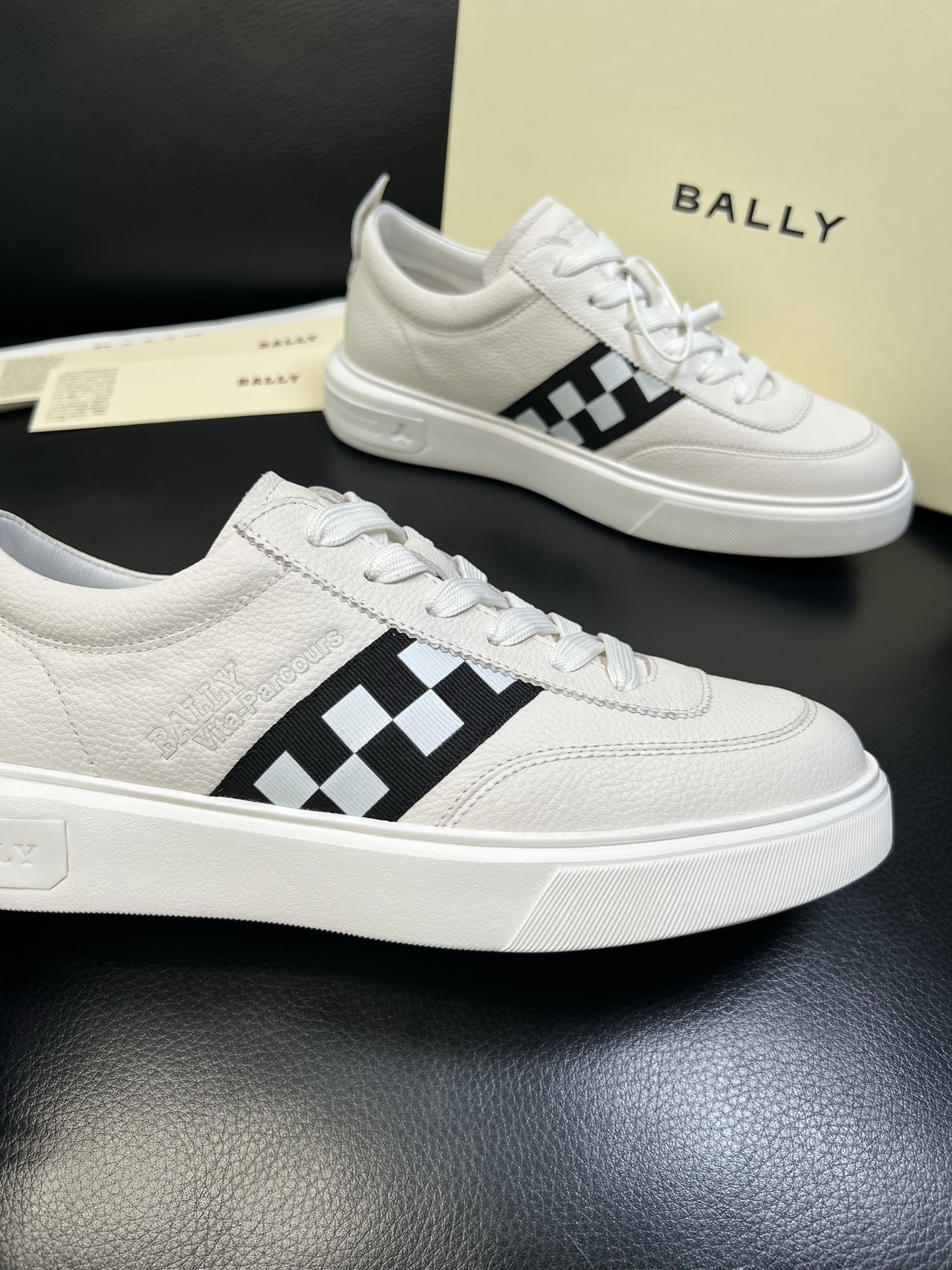 BALLY 高品质 顶级工艺品 巴利 经典配色专柜同步，鞋面意大利进口牛皮面料，进口水染牛皮里垫 ，鞋底