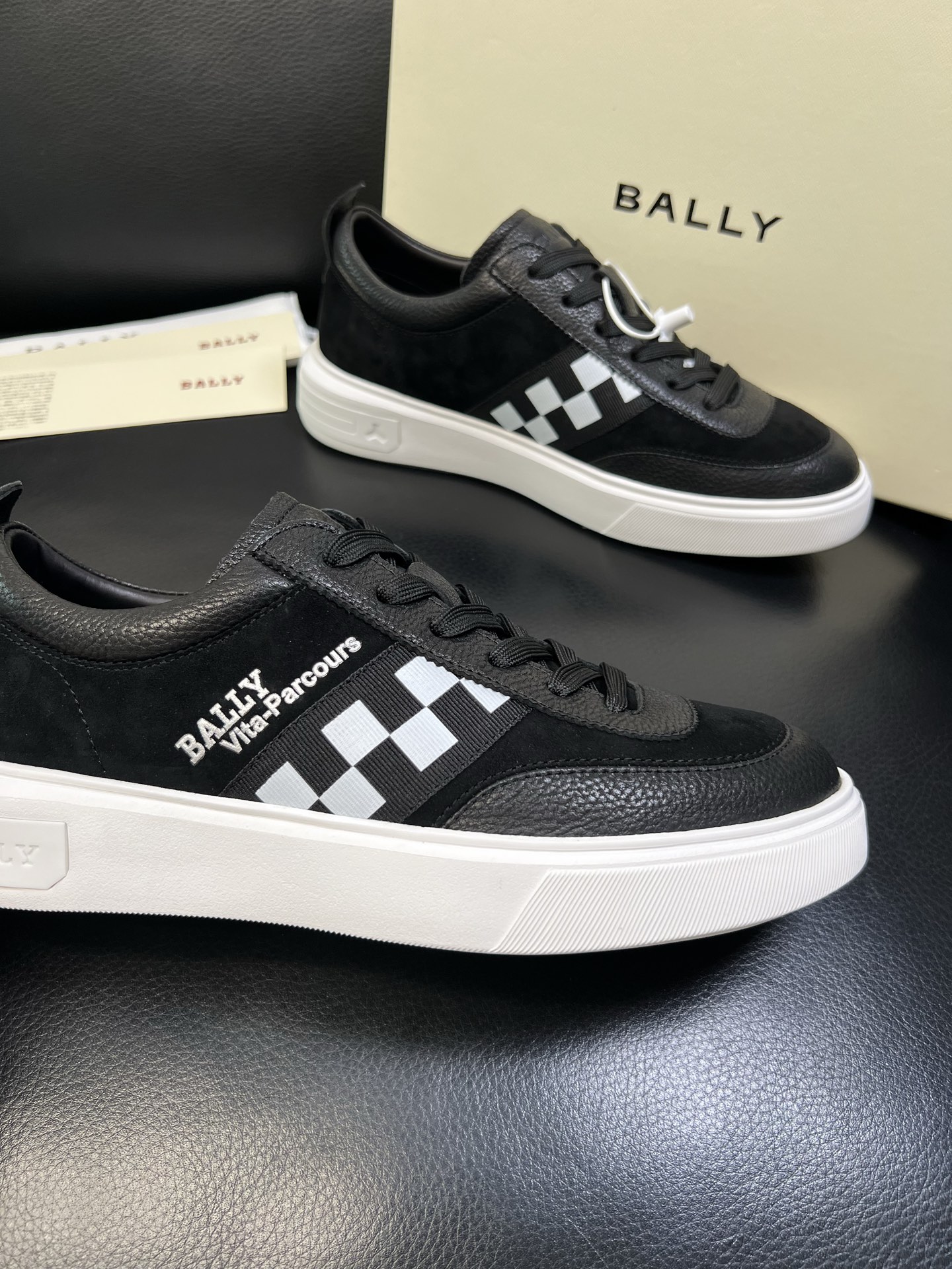 BALLY 高品质 顶级工艺品 巴利 经典配色专柜同步，鞋面意大利进口牛皮面料，进口水染牛皮里垫 ，鞋底