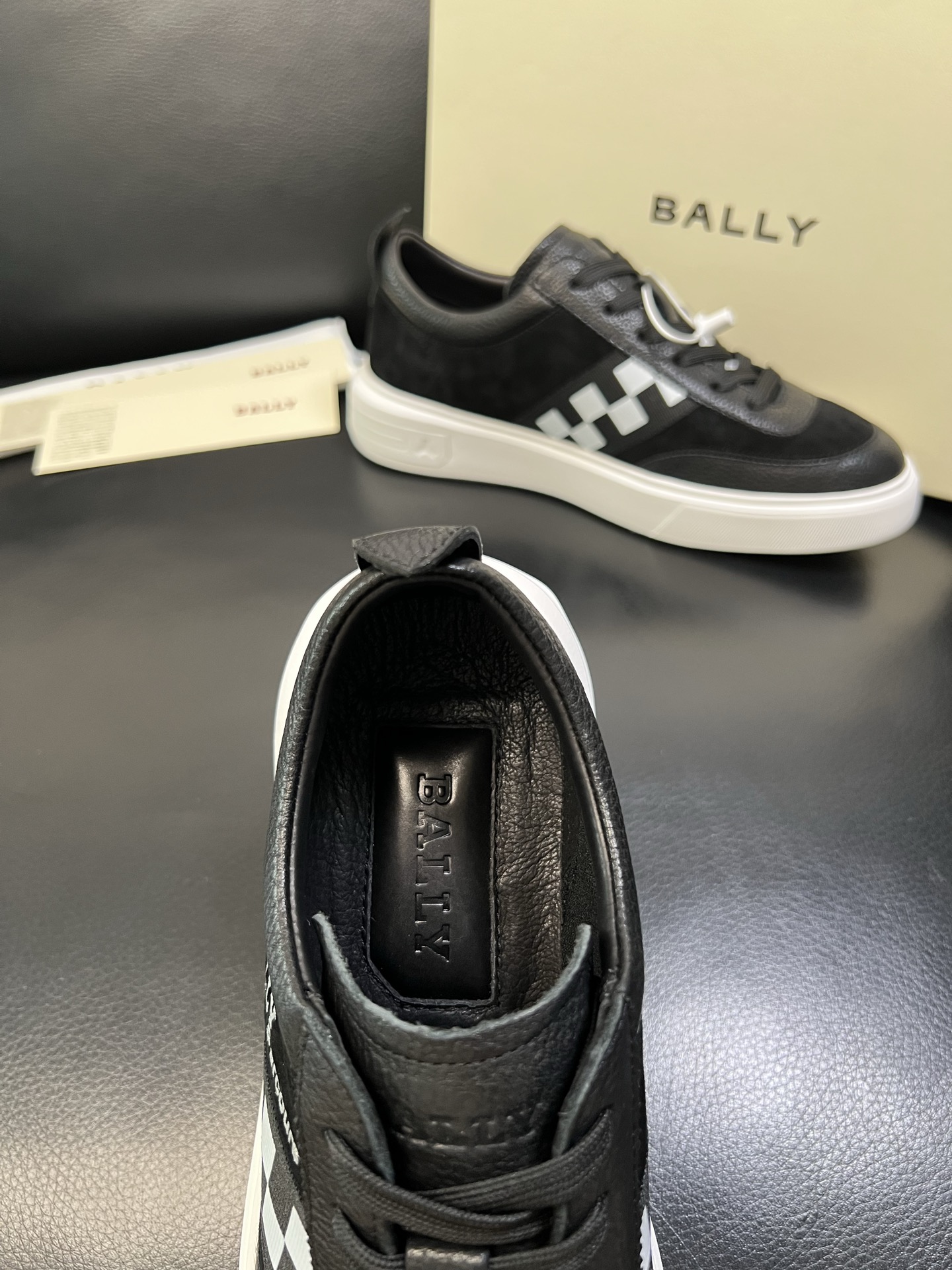 BALLY 高品质 顶级工艺品 巴利 经典配色专柜同步，鞋面意大利进口牛皮面料，进口水染牛皮里垫 ，鞋底
