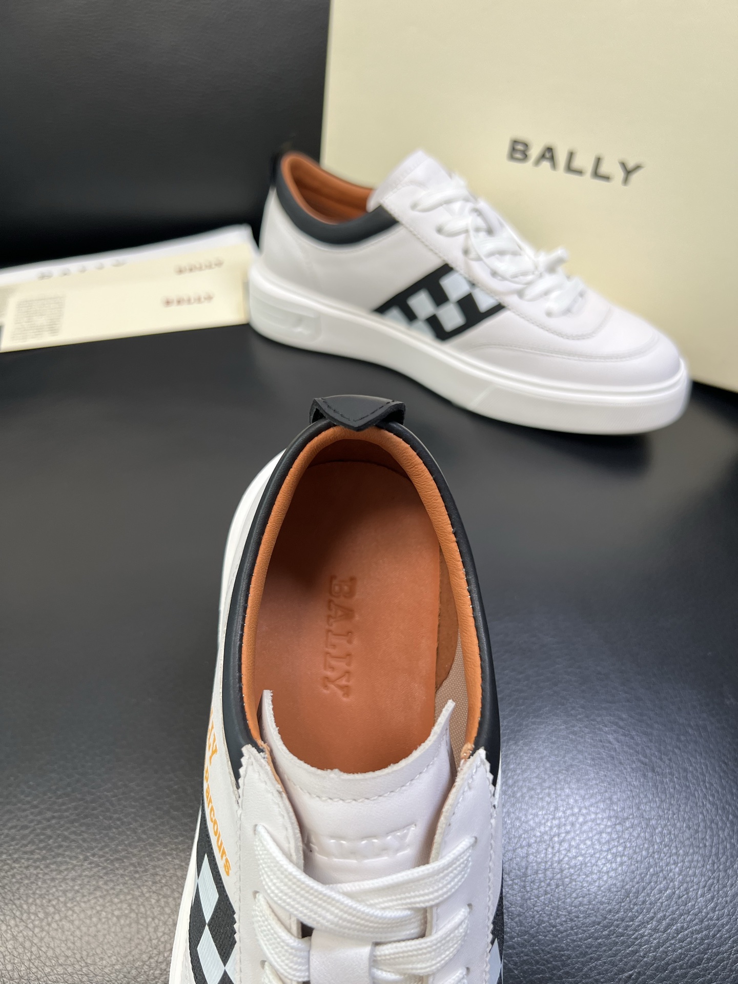 BALLY 高品质 顶级工艺品 巴利 经典配色专柜同步，鞋面意大利进口牛皮面料，进口水染牛皮里垫 ，鞋底