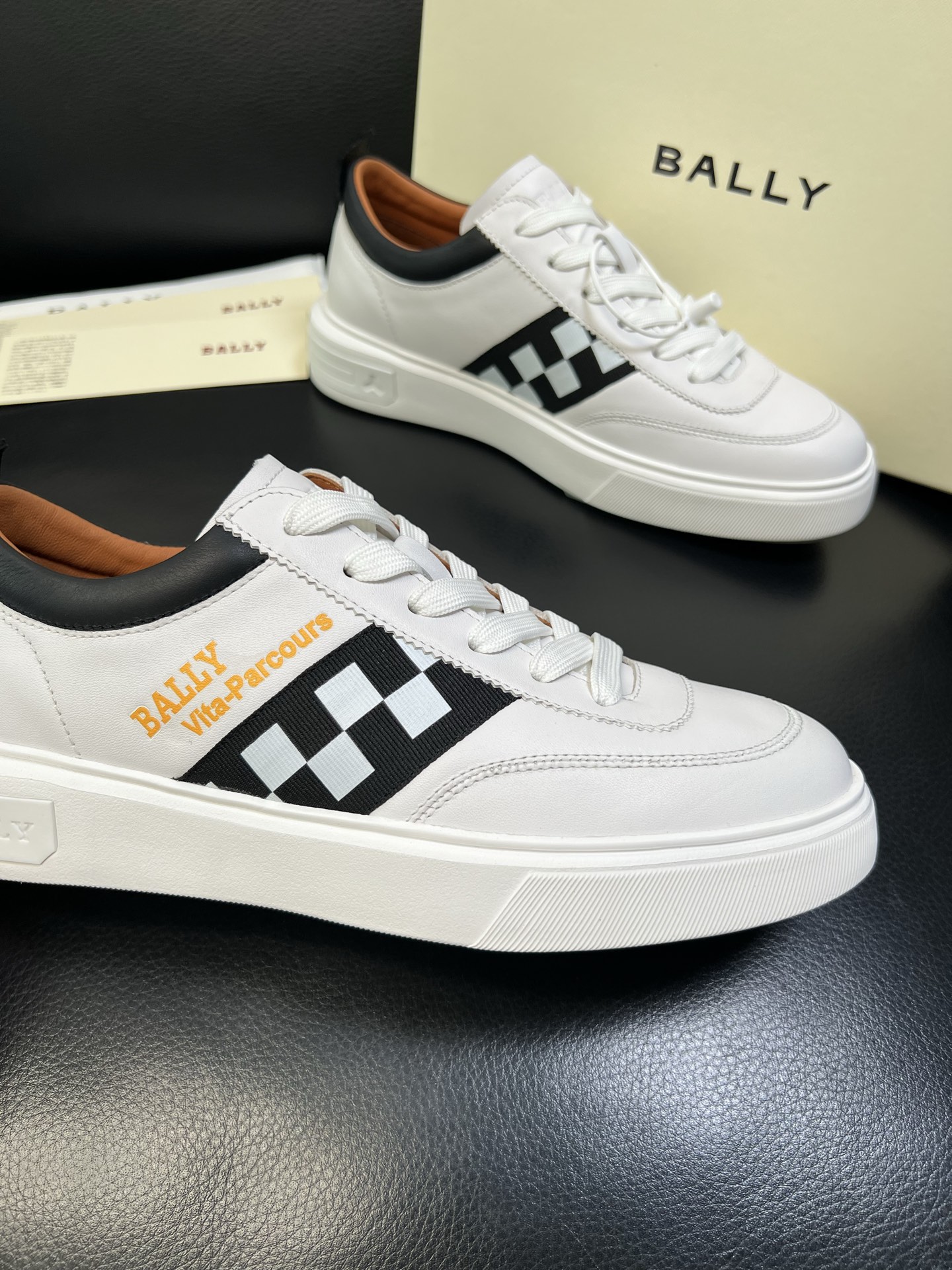 BALLY 高品质 顶级工艺品 巴利 经典配色专柜同步，鞋面意大利进口牛皮面料，进口水染牛皮里垫 ，鞋底