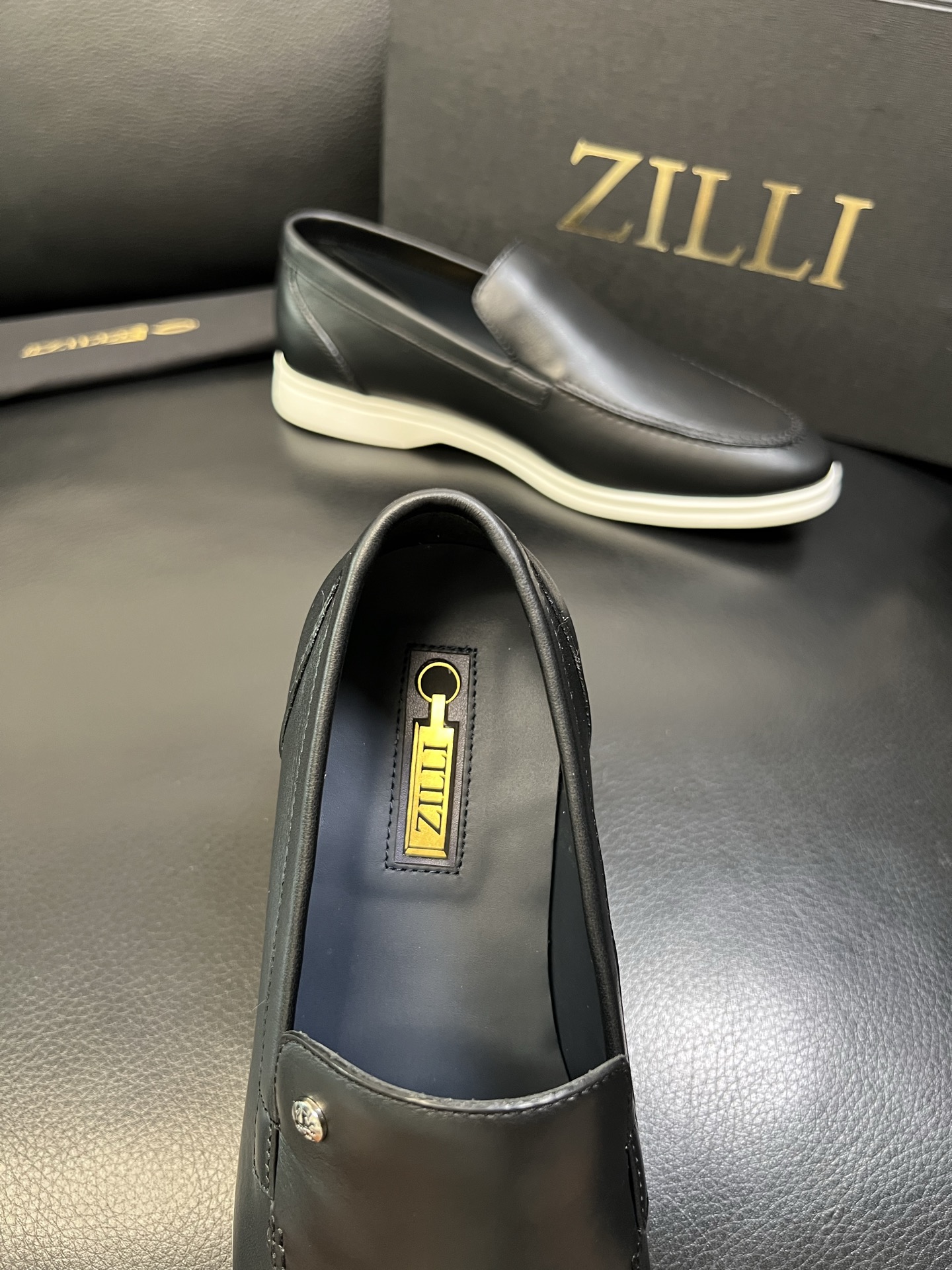 ZILLI 高品质 顶级工艺品 专柜同步发售原厂配置，意大利进口原版牛皮面料，进口水染牛里 ，鞋底：原厂