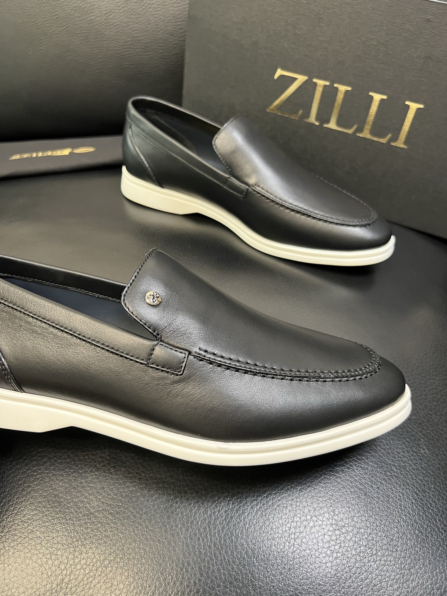 ZILLI 高品质 顶级工艺品 专柜同步发售原厂配置，意大利进口原版牛皮面料，进口水染牛里 ，鞋底：原厂