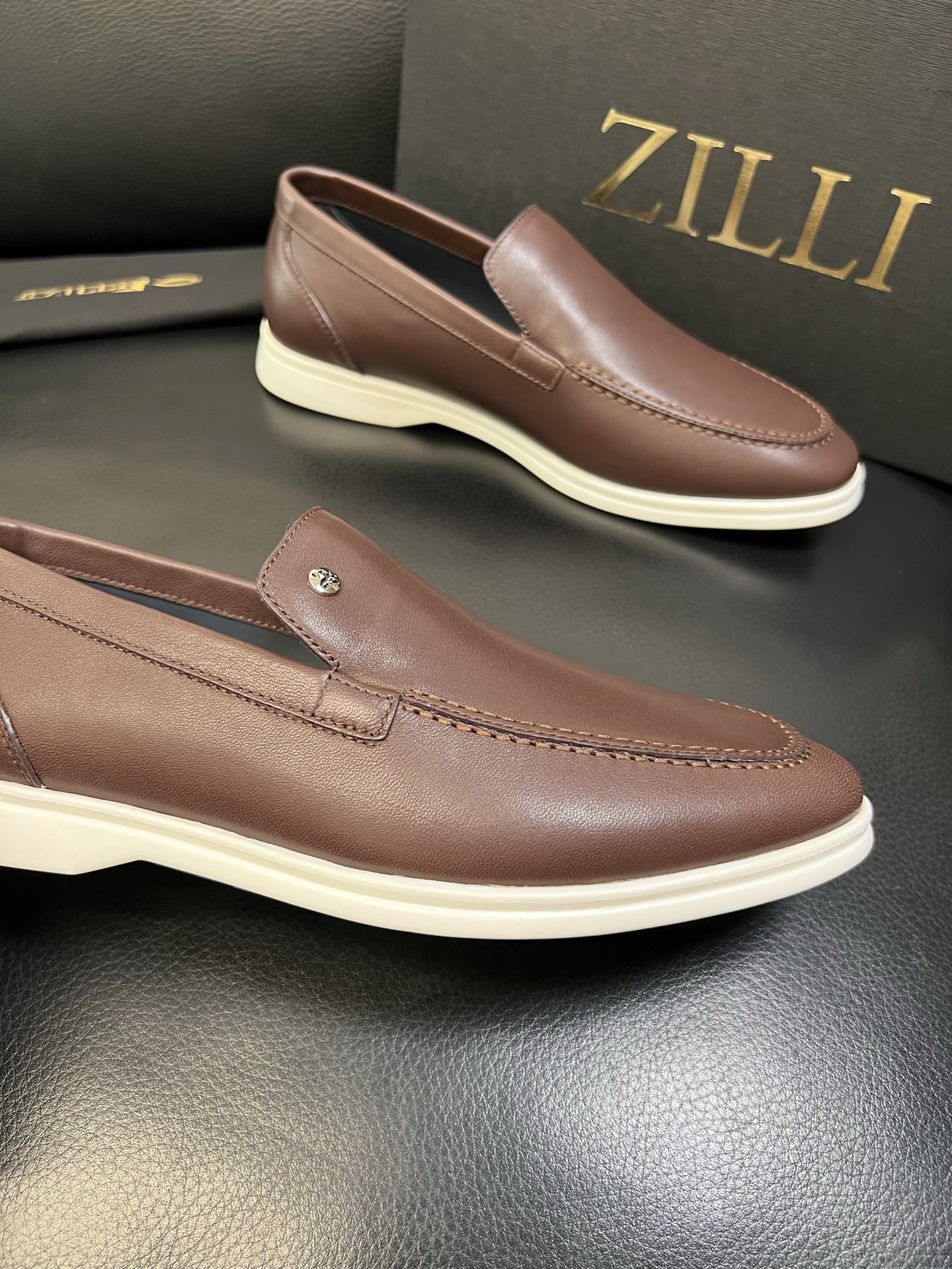 ZILLI 高品质 顶级工艺品 专柜同步发售原厂配置，意大利进口原版牛皮面料，进口水染牛里 ，鞋底：原厂