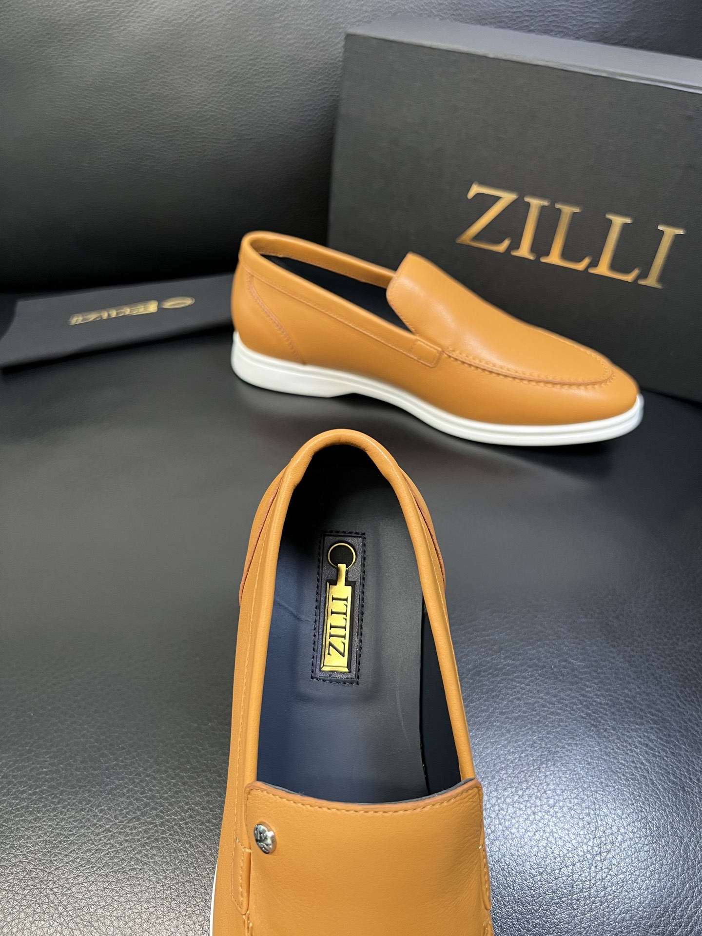 ZILLI 高品质 顶级工艺品 专柜同步发售原厂配置，意大利进口原版牛皮面料，进口水染牛里 ，鞋底：原厂