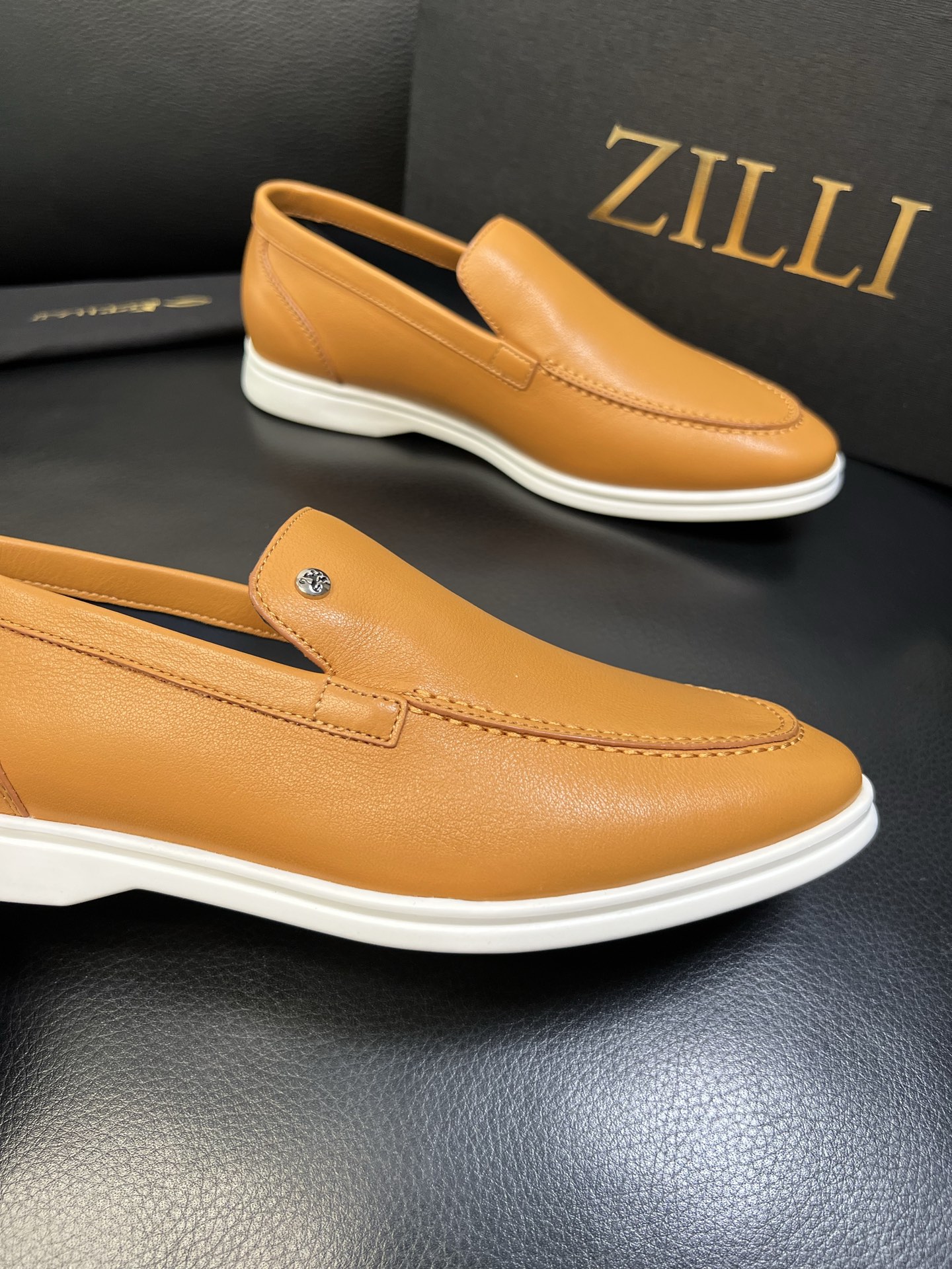 ZILLI 高品质 顶级工艺品 专柜同步发售原厂配置，意大利进口原版牛皮面料，进口水染牛里 ，鞋底：原厂
