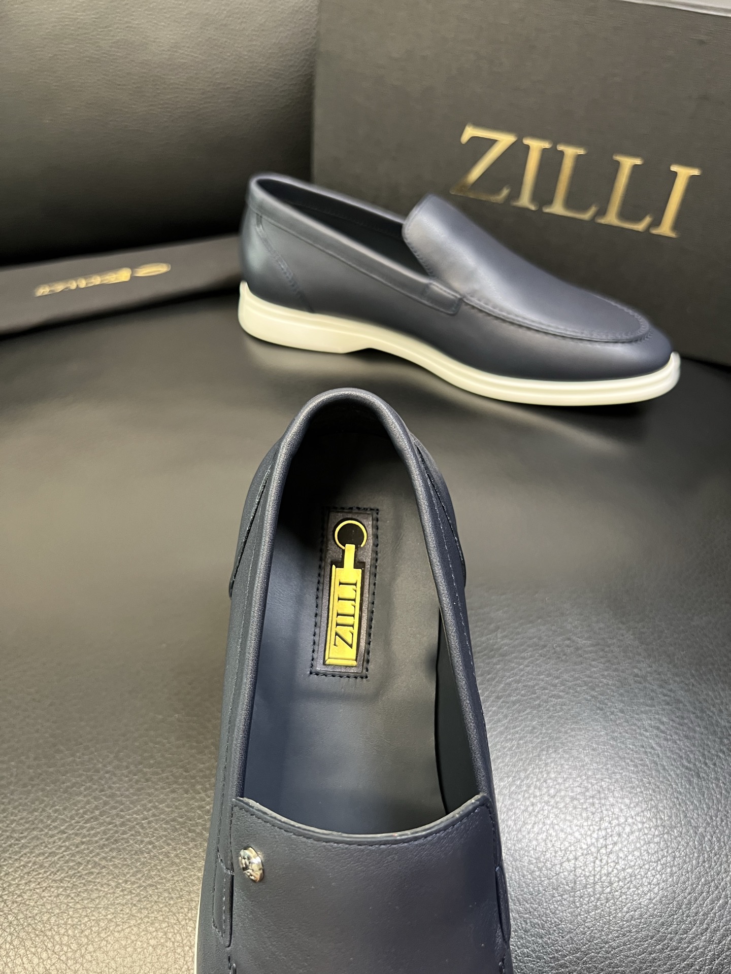 ZILLI 高品质 顶级工艺品 专柜同步发售原厂配置，意大利进口原版牛皮面料，进口水染牛里 ，鞋底：原厂