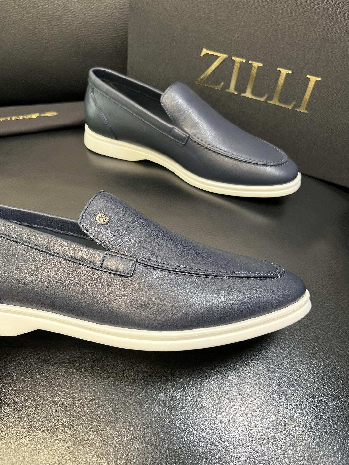 ZILLI 高品质 顶级工艺品 专柜同步发售原厂配置，意大利进口原版牛皮面料，进口水染牛里 ，鞋底：原厂