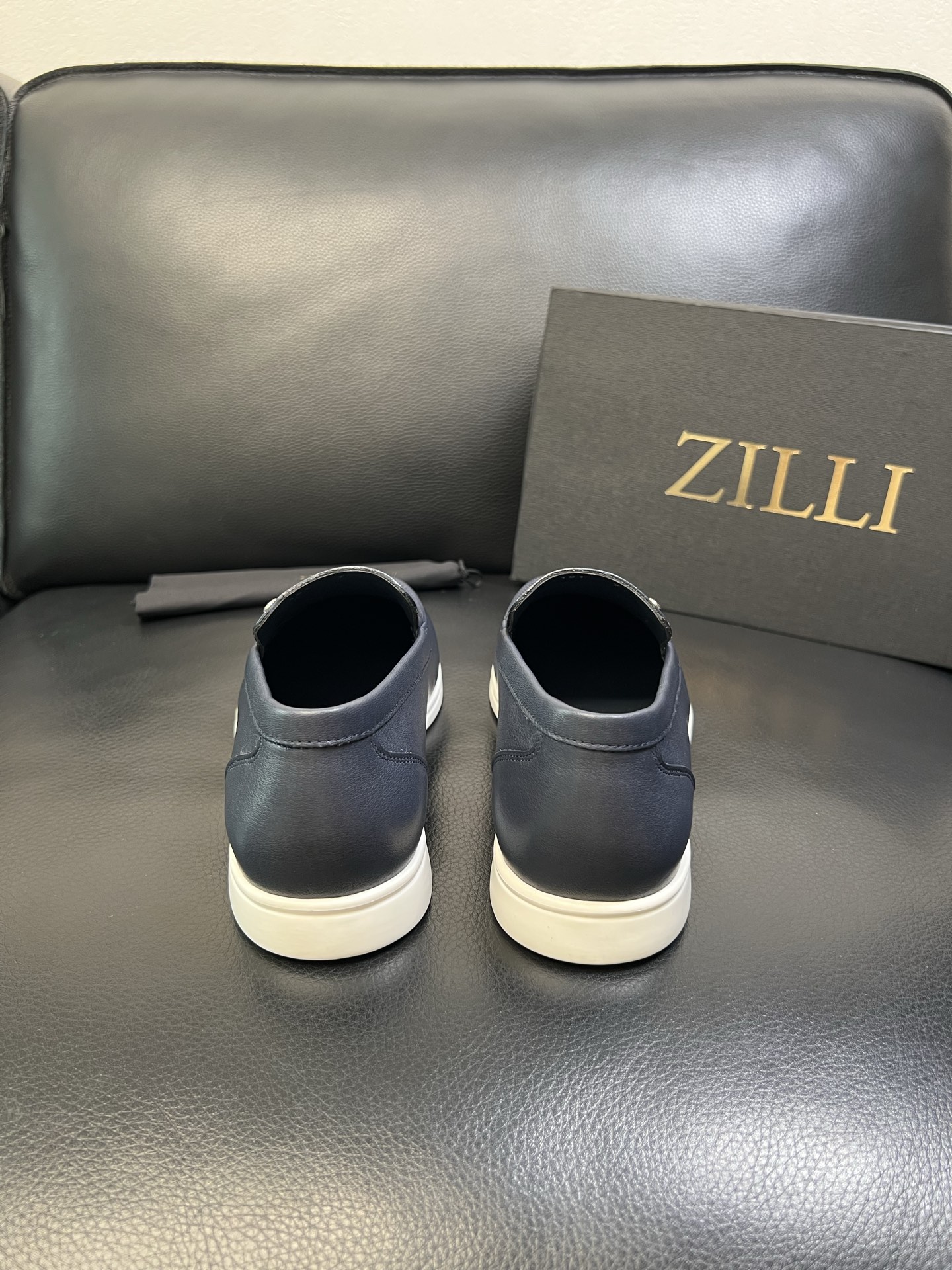ZILLI 高品质 顶级工艺品 专柜同步发售原厂配置，意大利进口原版牛皮面料，进口水染牛里 ，鞋底：原厂