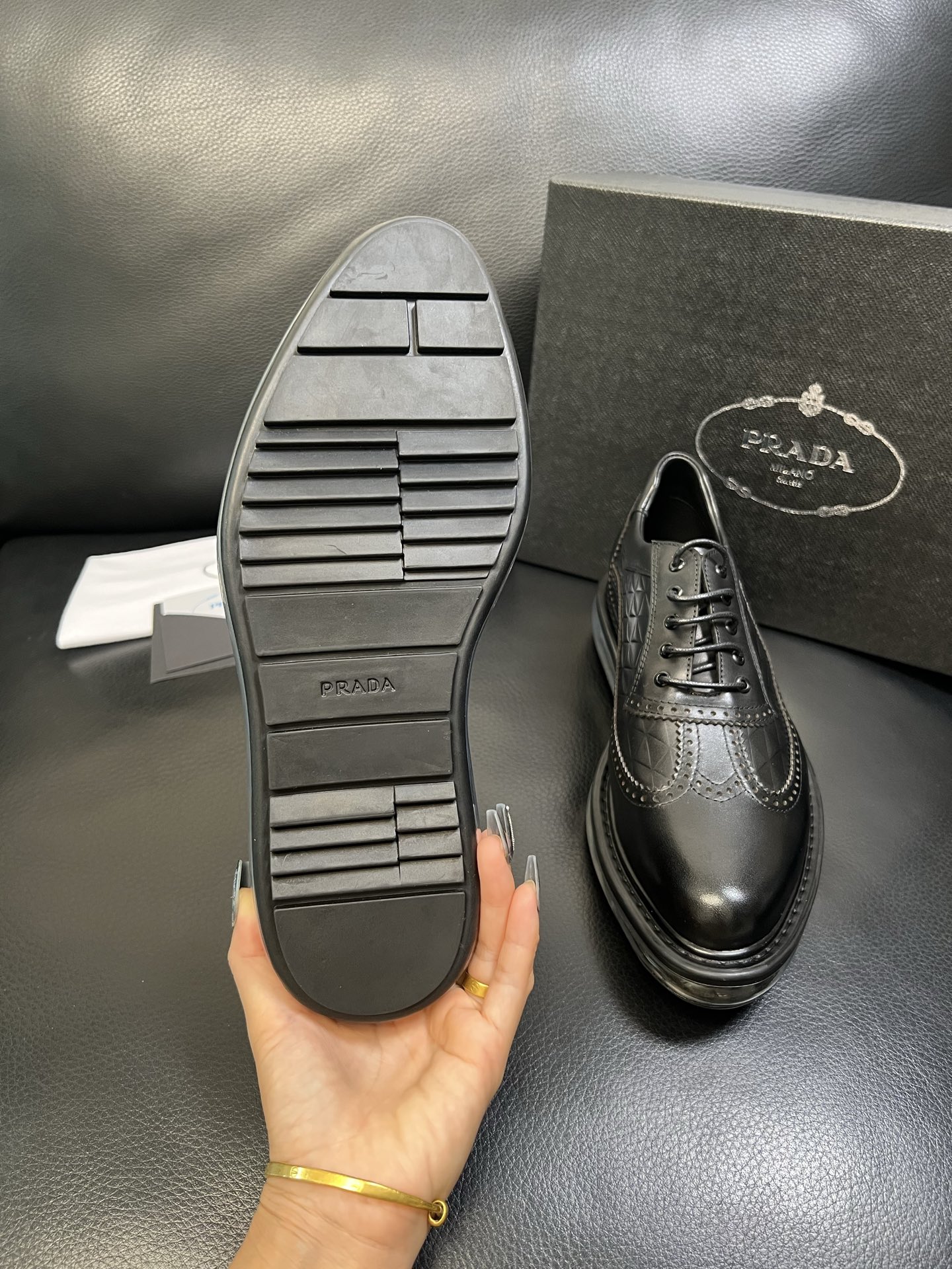 Prada 顶级工艺品，普拉达 专柜同步，原厂配置意大利进口牛皮面料，进口牛皮内里垫，透气舒适，鞋底：原