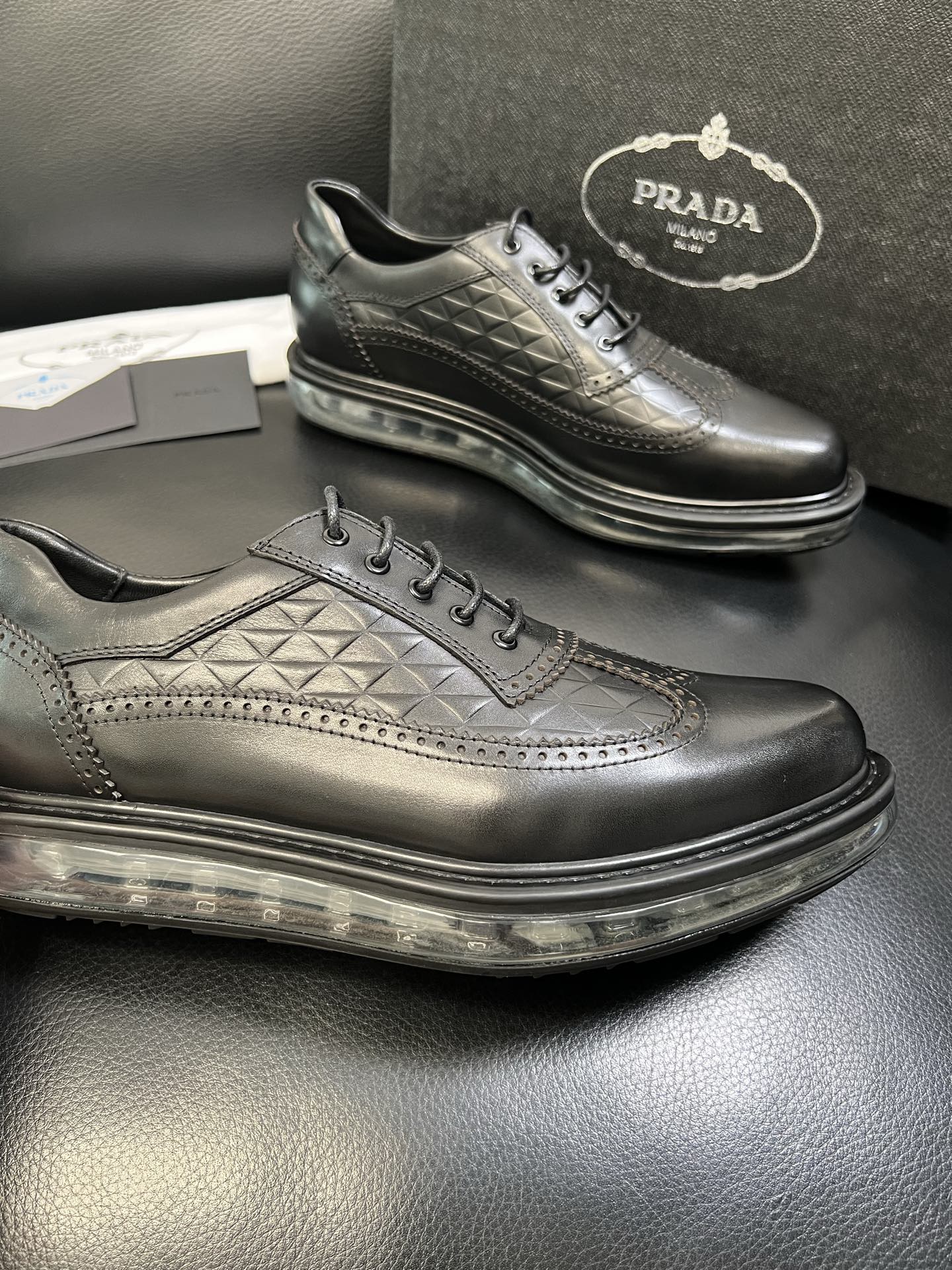 Prada 顶级工艺品，普拉达 专柜同步，原厂配置意大利进口牛皮面料，进口牛皮内里垫，透气舒适，鞋底：原