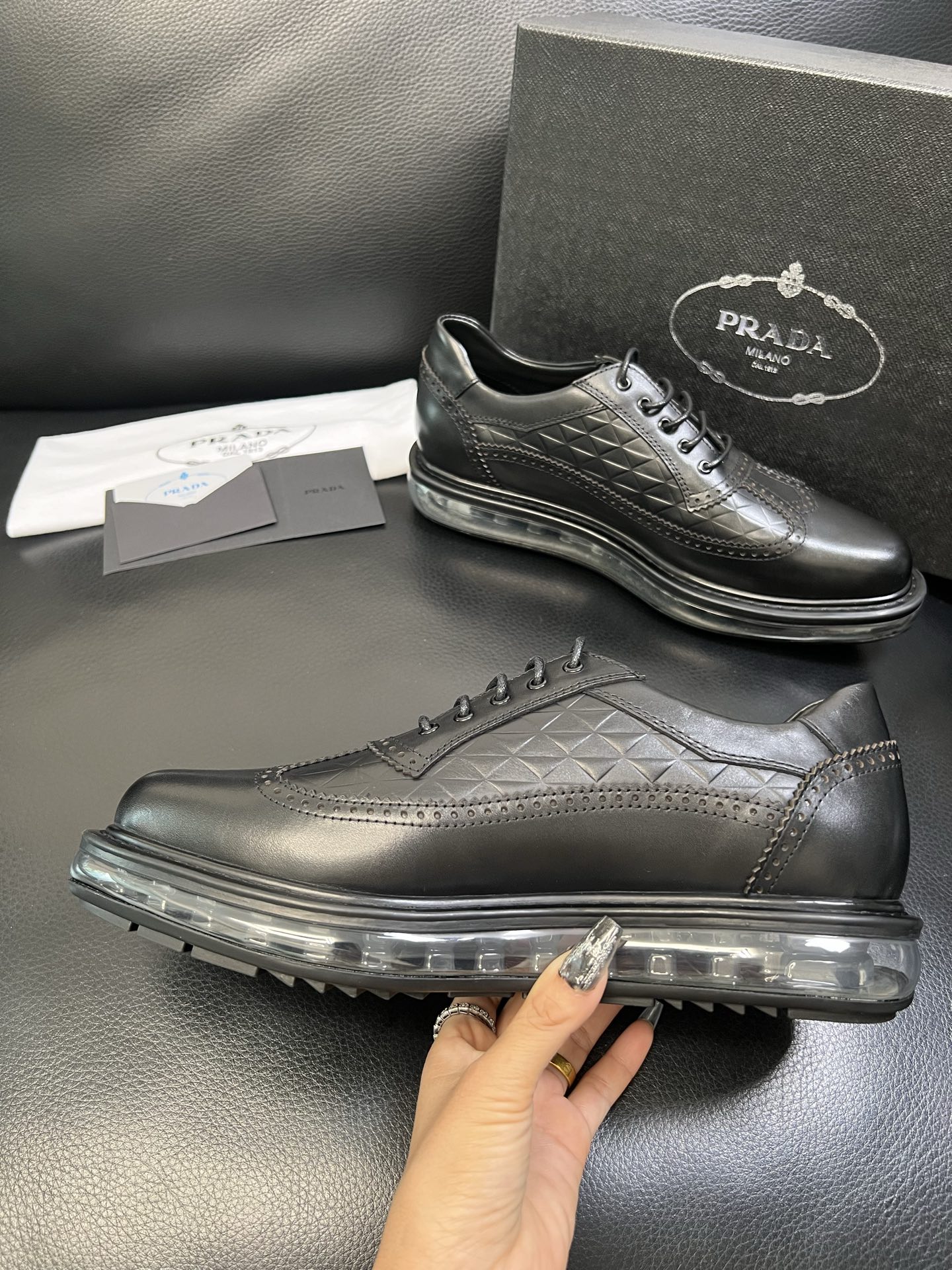 Prada 顶级工艺品，普拉达 专柜同步，原厂配置意大利进口牛皮面料，进口牛皮内里垫，透气舒适，鞋底：原