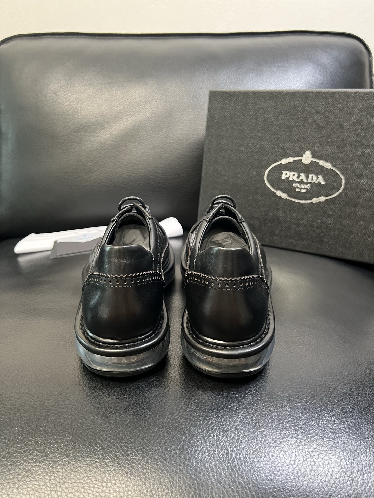 Prada 顶级工艺品，普拉达 专柜同步，原厂配置意大利进口牛皮面料，进口牛皮内里垫，透气舒适，鞋底：原