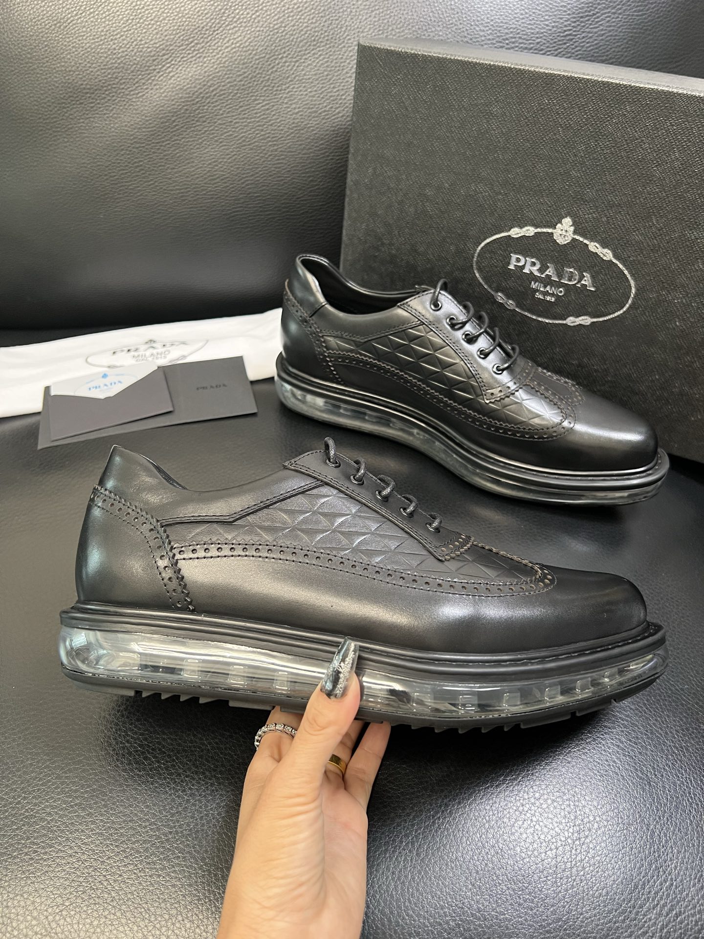 Prada 顶级工艺品，普拉达 专柜同步，原厂配置意大利进口牛皮面料，进口牛皮内里垫，透气舒适，鞋底：原