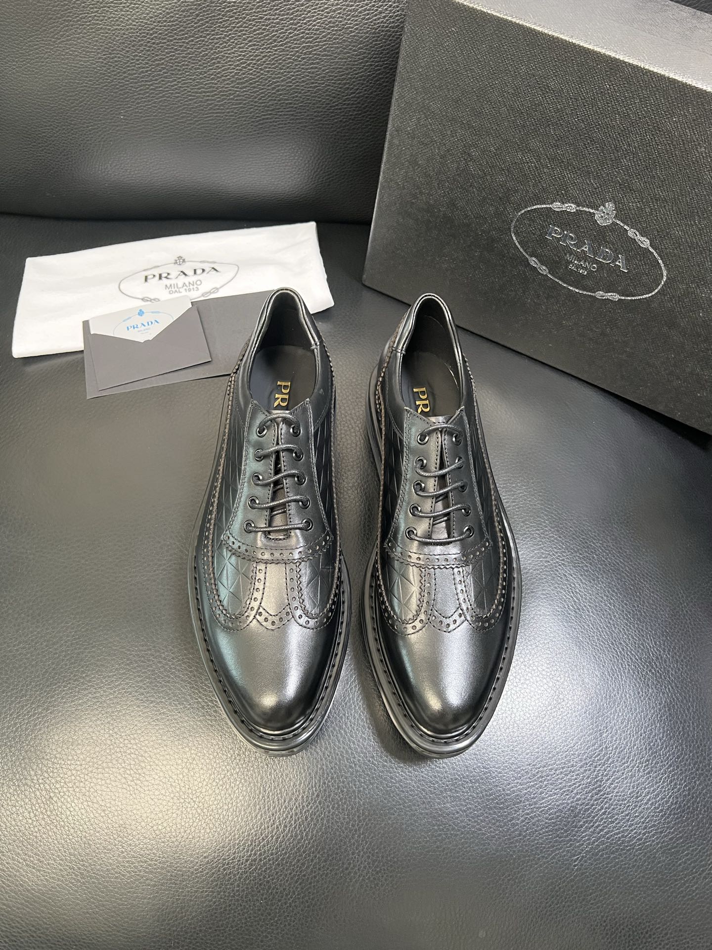 Prada 顶级工艺品，普拉达 专柜同步，原厂配置意大利进口牛皮面料，进口牛皮内里垫，透气舒适，鞋底：原