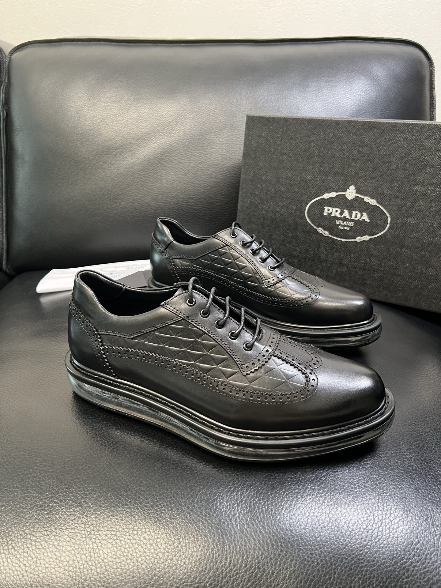 Prada 顶级工艺品，普拉达 专柜同步，原厂配置意大利进口牛皮面料，进口牛皮内里垫，透气舒适，鞋底：原