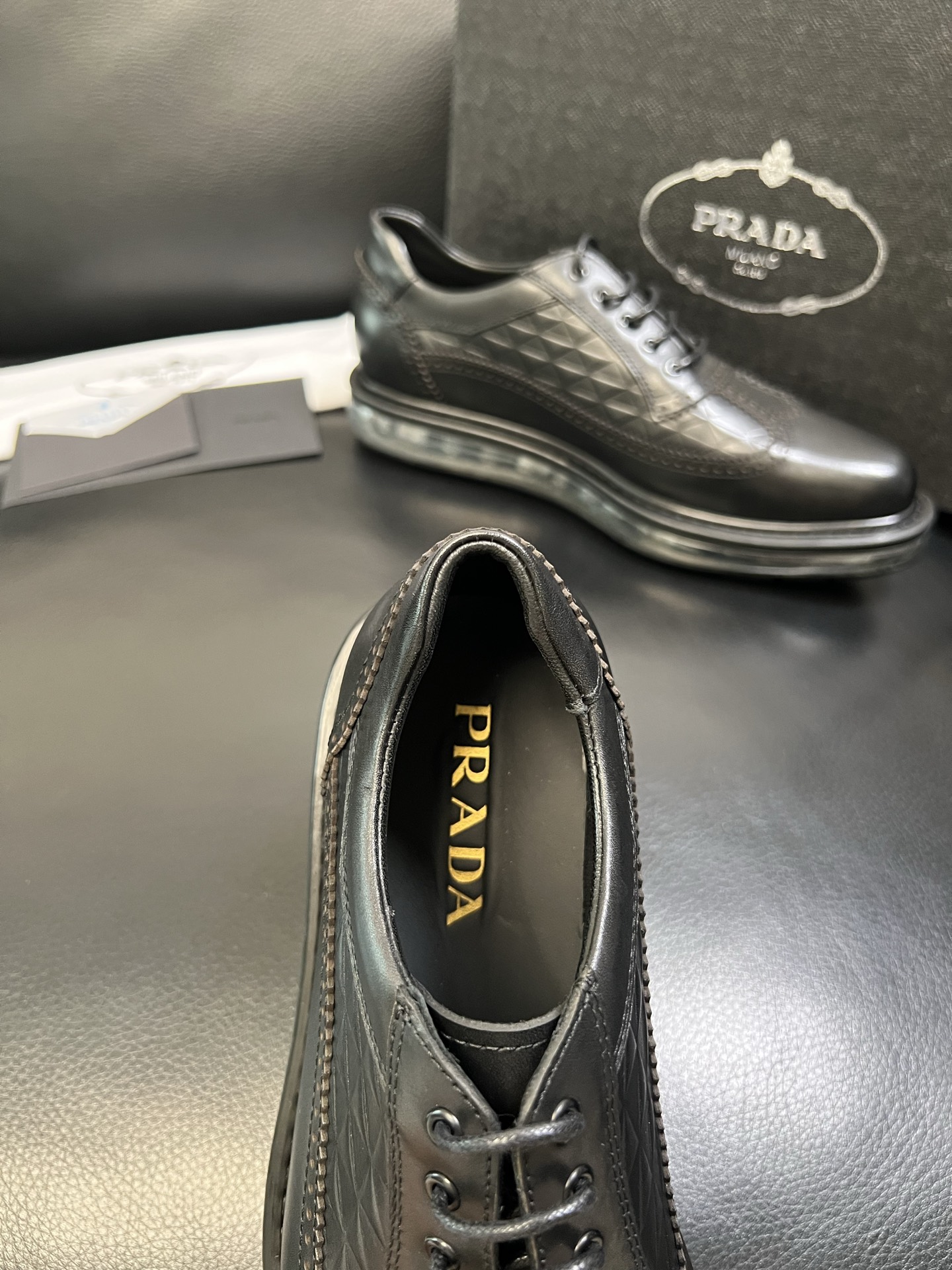 Prada 顶级工艺品，普拉达 专柜同步，原厂配置意大利进口牛皮面料，进口牛皮内里垫，透气舒适，鞋底：原