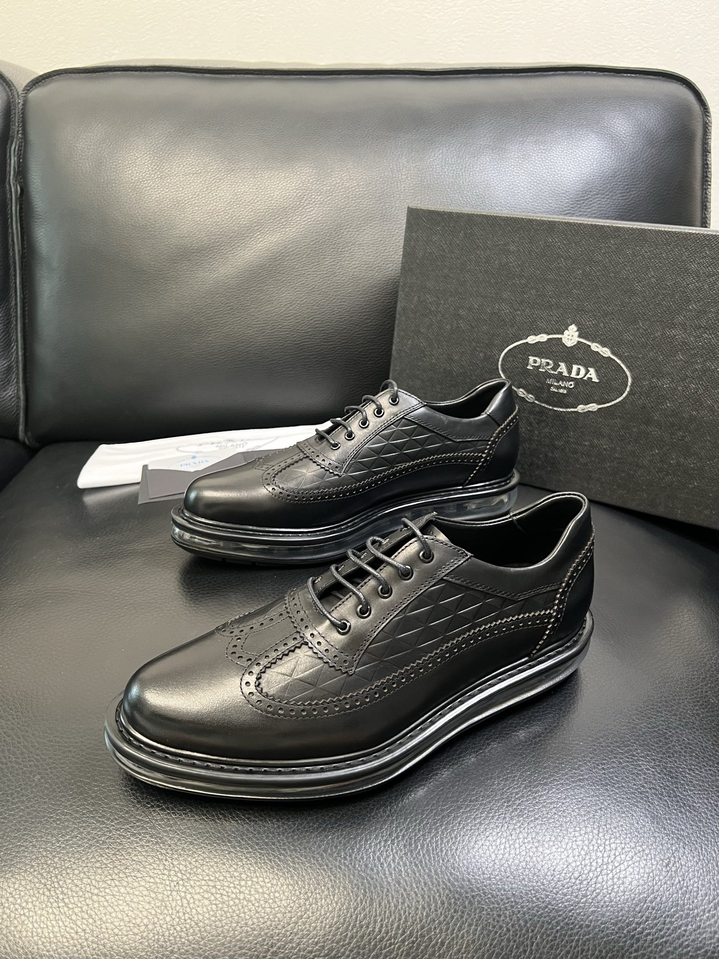 Prada 顶级工艺品，普拉达 专柜同步，原厂配置意大利进口牛皮面料，进口牛皮内里垫，透气舒适，鞋底：原