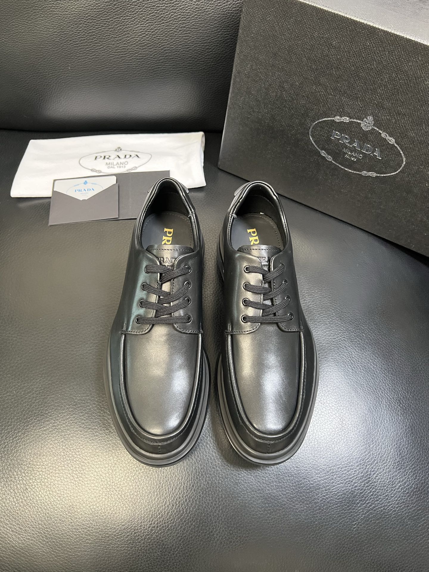 Prada 顶级工艺品，普拉达 专柜同步，原厂配置意大利进口牛皮面料，进口牛皮内里垫，透气舒适，鞋底：原