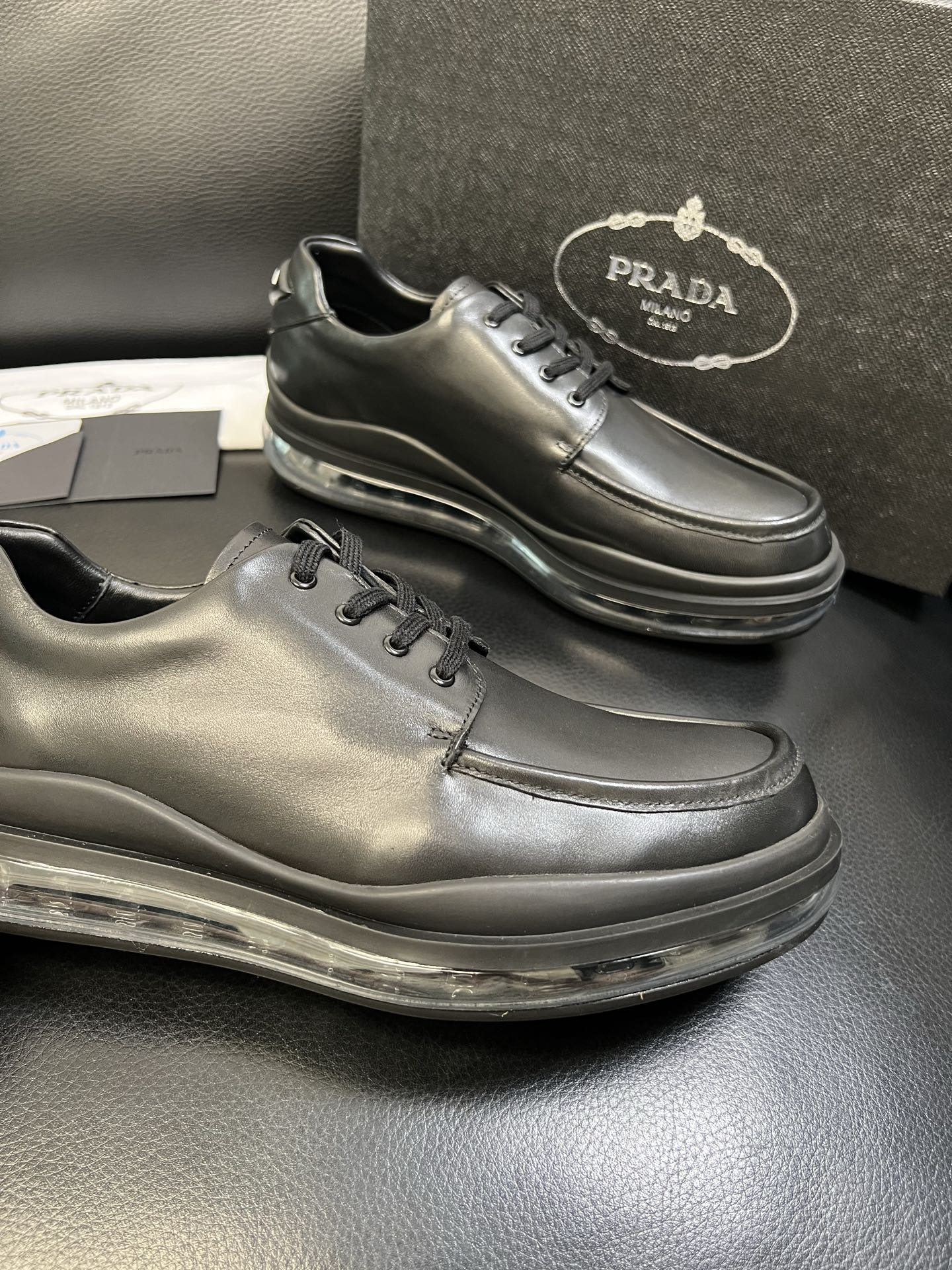 Prada 顶级工艺品，普拉达 专柜同步，原厂配置意大利进口牛皮面料，进口牛皮内里垫，透气舒适，鞋底：原