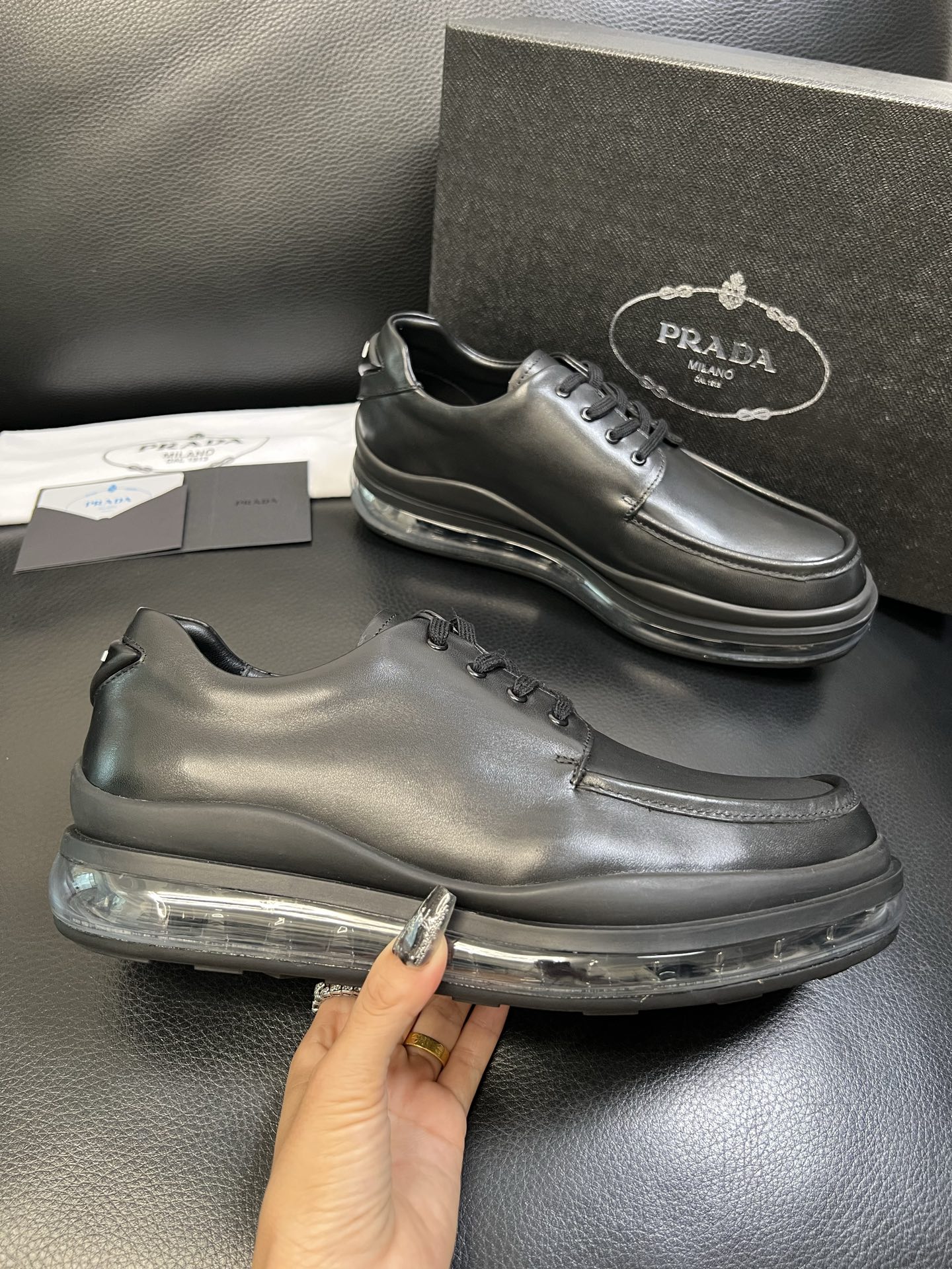 Prada 顶级工艺品，普拉达 专柜同步，原厂配置意大利进口牛皮面料，进口牛皮内里垫，透气舒适，鞋底：原