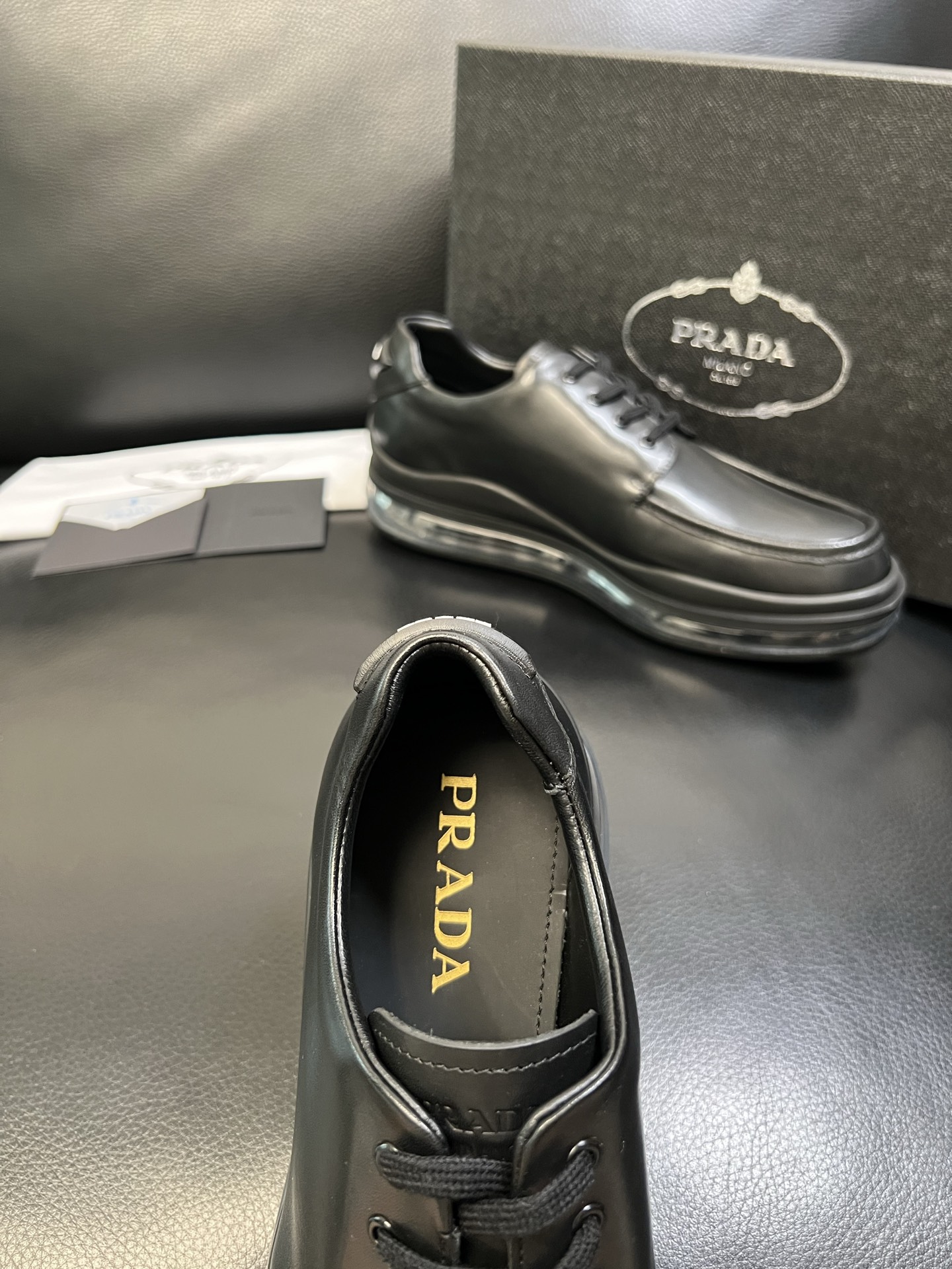 Prada 顶级工艺品，普拉达 专柜同步，原厂配置意大利进口牛皮面料，进口牛皮内里垫，透气舒适，鞋底：原