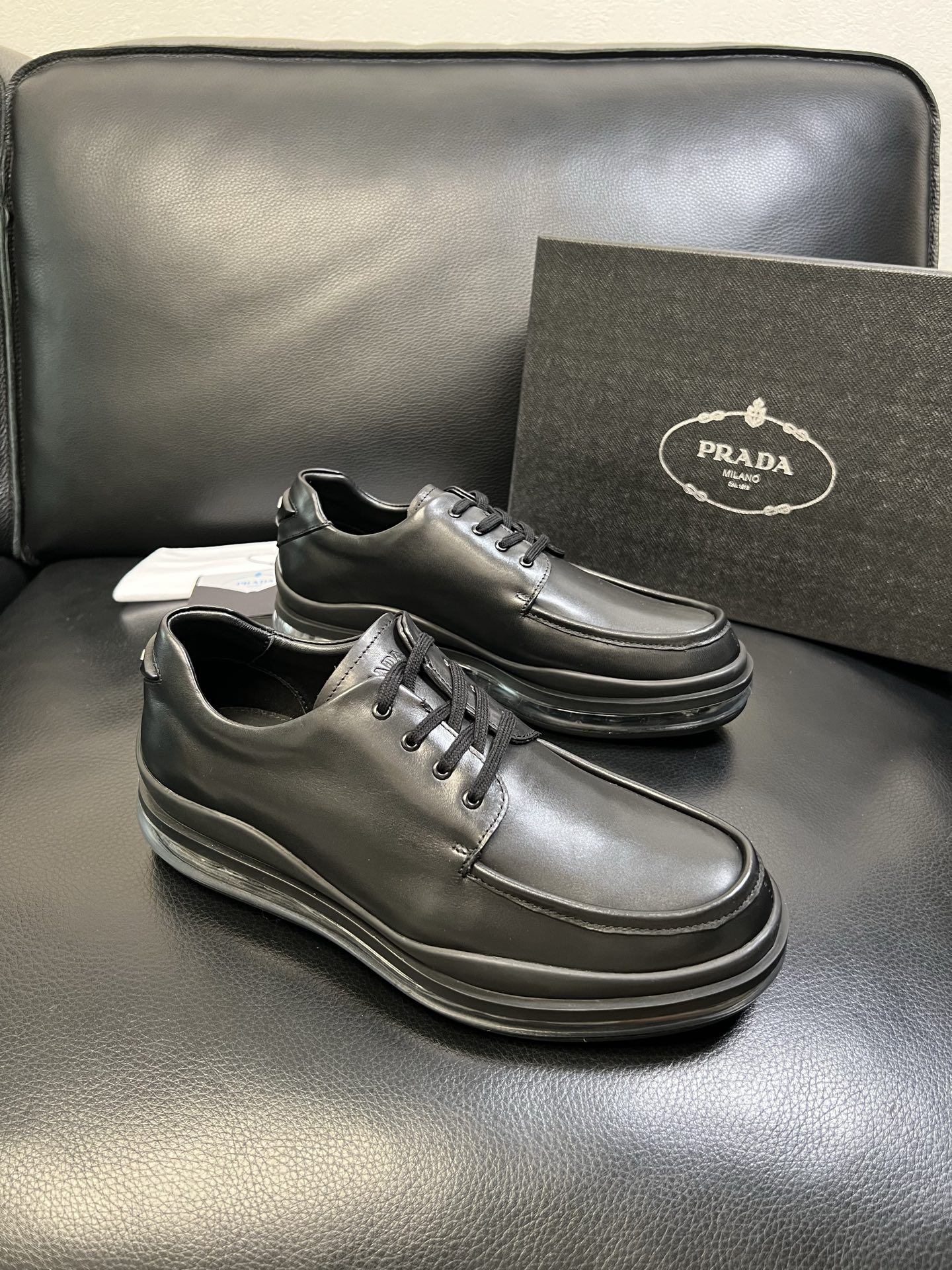 Prada 顶级工艺品，普拉达 专柜同步，原厂配置意大利进口牛皮面料，进口牛皮内里垫，透气舒适，鞋底：原