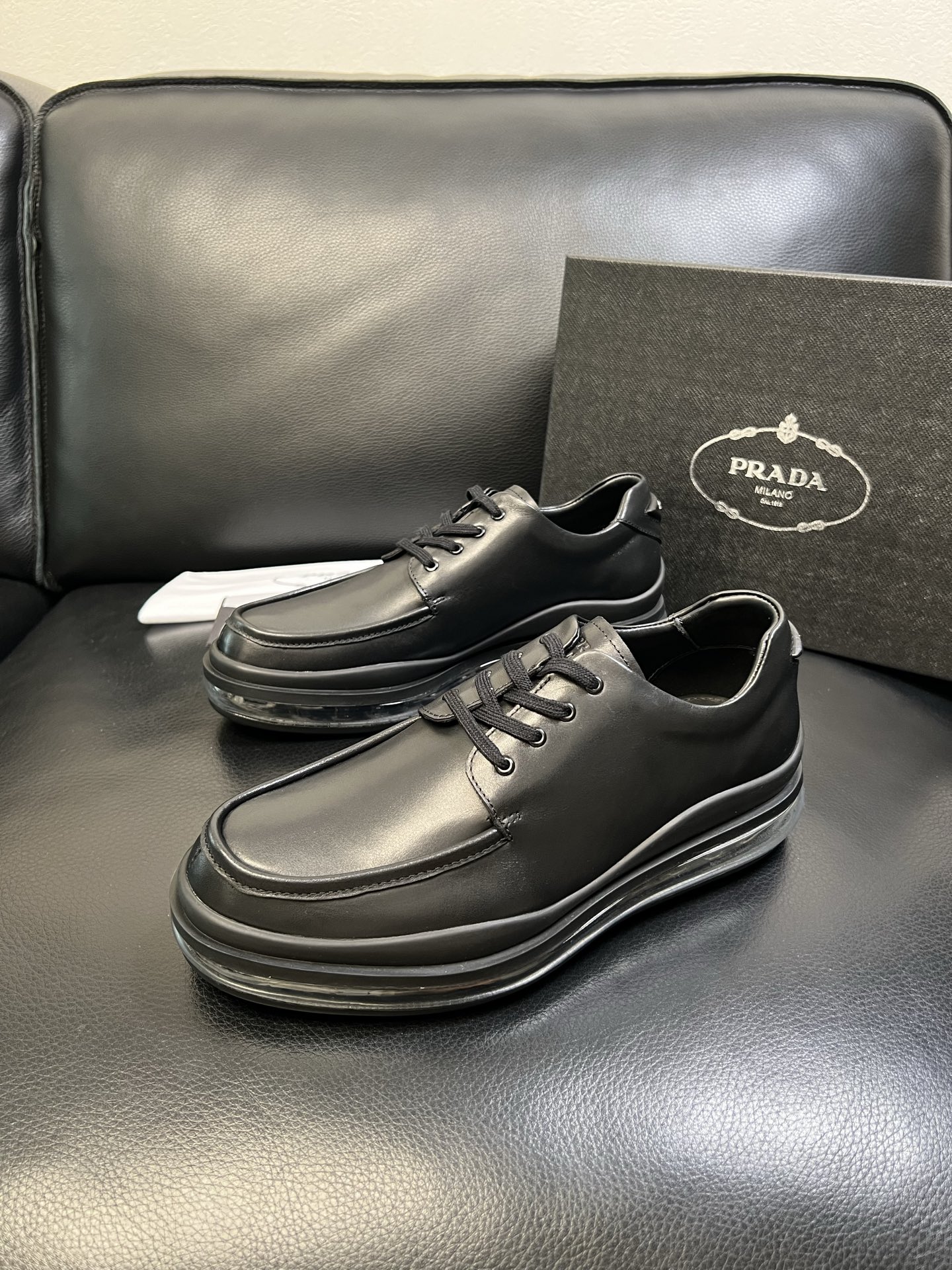 Prada 顶级工艺品，普拉达 专柜同步，原厂配置意大利进口牛皮面料，进口牛皮内里垫，透气舒适，鞋底：原