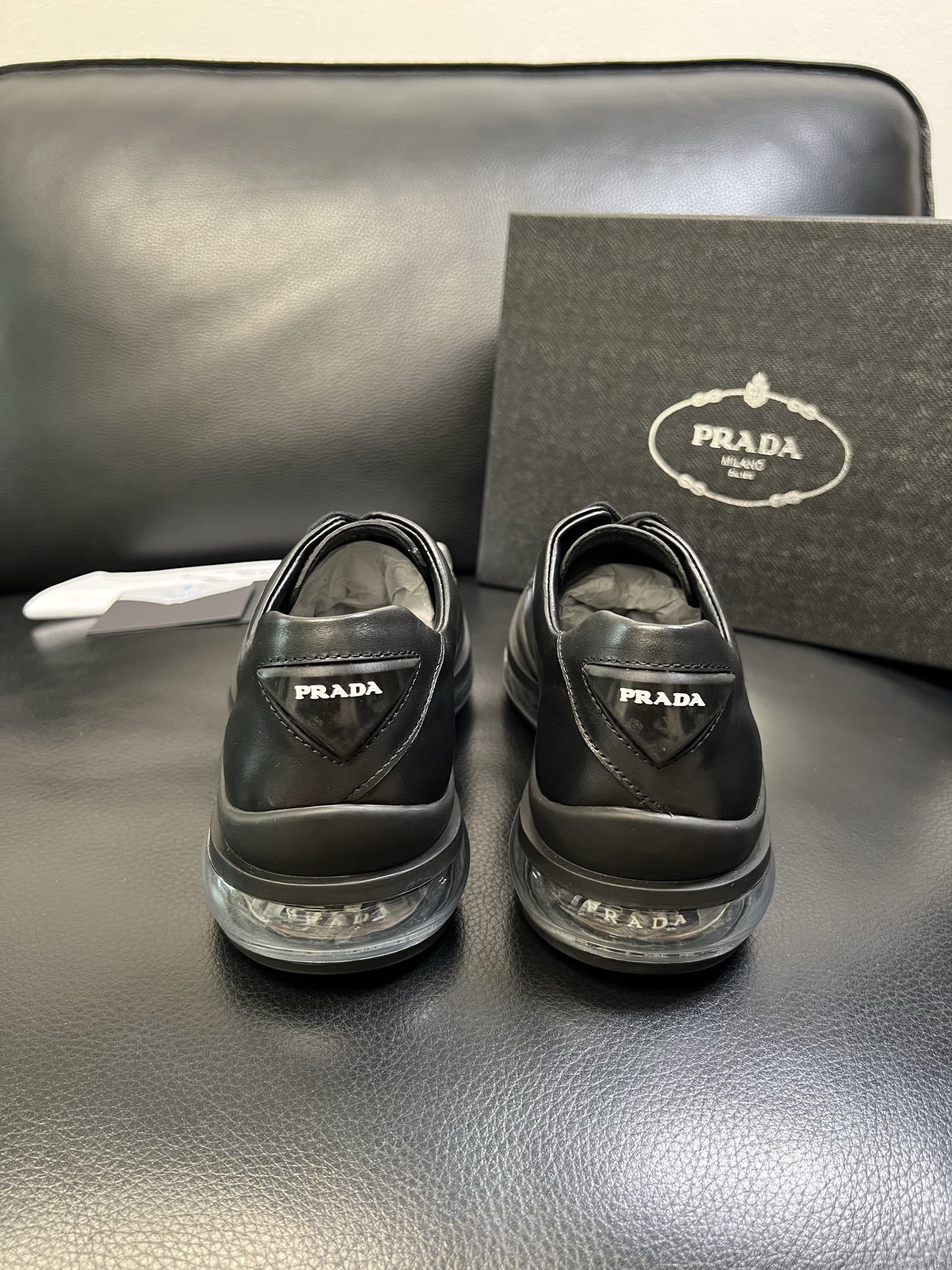 Prada 顶级工艺品，普拉达 专柜同步，原厂配置意大利进口牛皮面料，进口牛皮内里垫，透气舒适，鞋底：原