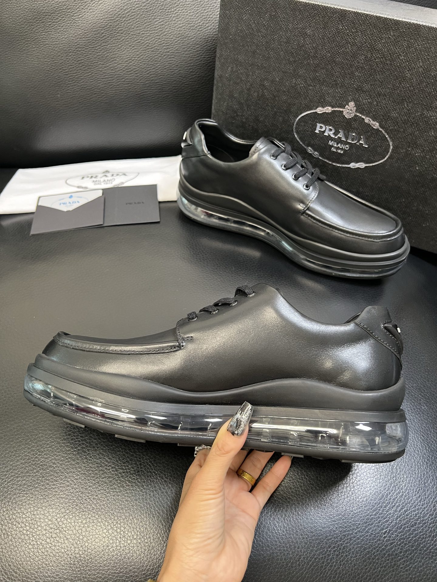 Prada 顶级工艺品，普拉达 专柜同步，原厂配置意大利进口牛皮面料，进口牛皮内里垫，透气舒适，鞋底：原