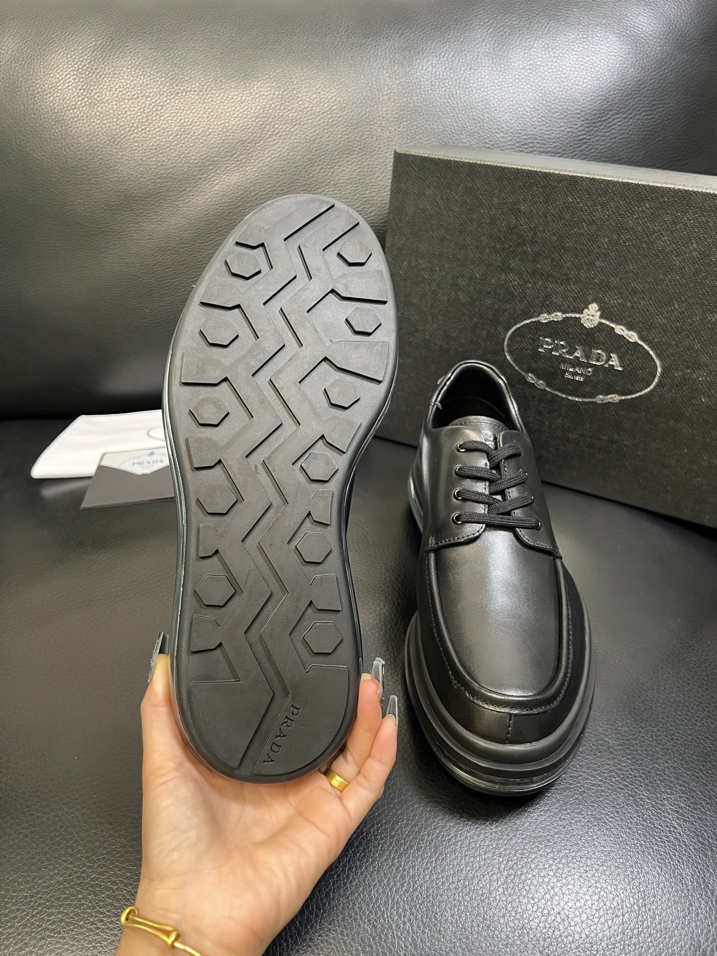 Prada 顶级工艺品，普拉达 专柜同步，原厂配置意大利进口牛皮面料，进口牛皮内里垫，透气舒适，鞋底：原