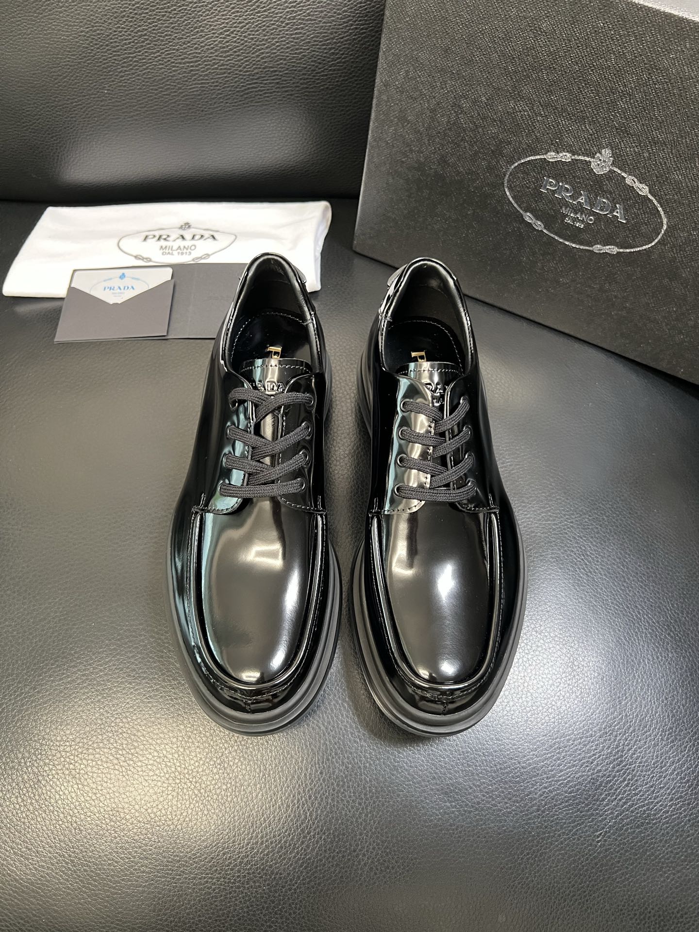 Prada 顶级工艺品，普拉达 专柜同步，原厂配置意大利进口牛皮面料，进口牛皮内里垫，透气舒适，鞋底：原