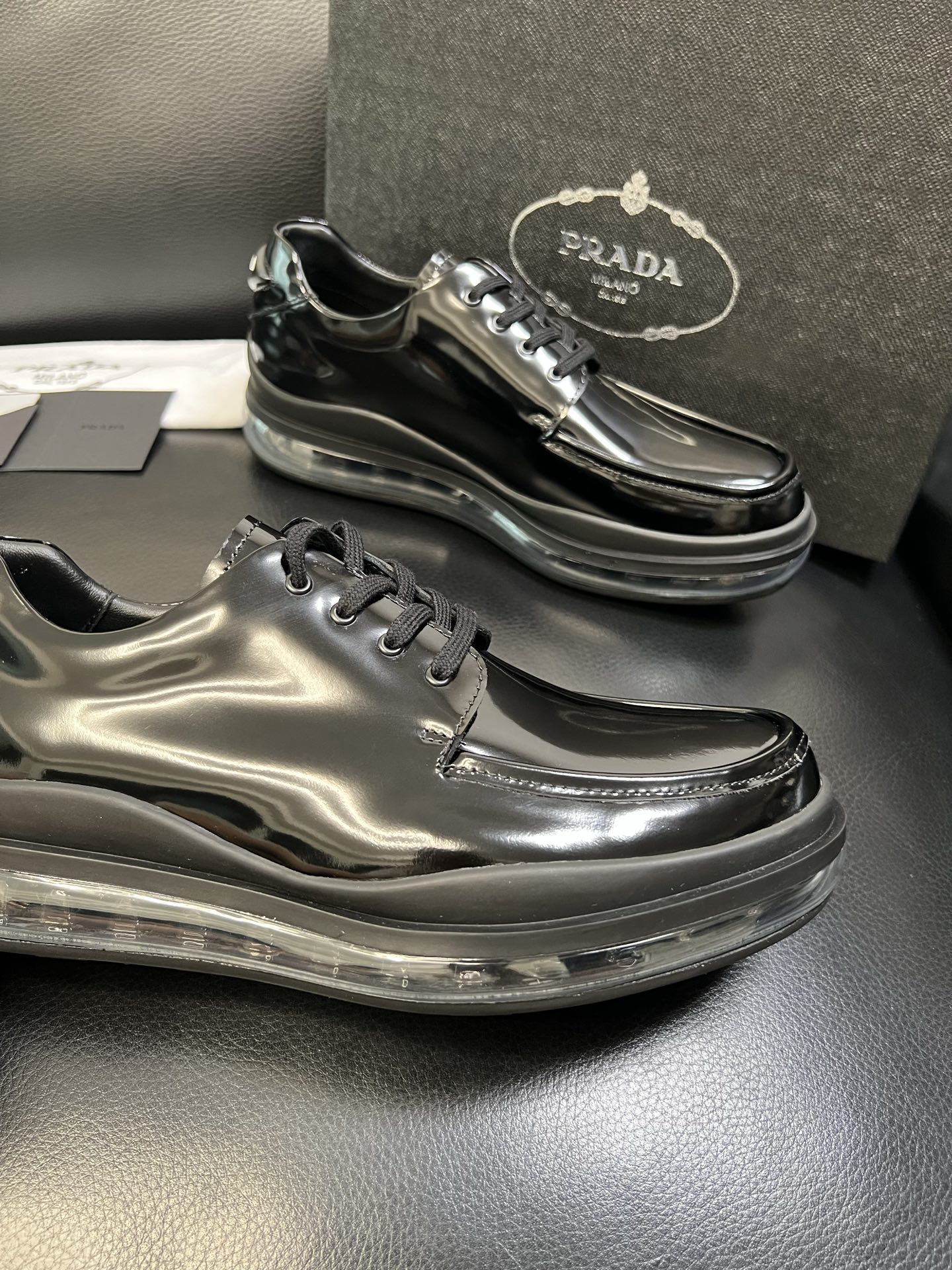 Prada 顶级工艺品，普拉达 专柜同步，原厂配置意大利进口牛皮面料，进口牛皮内里垫，透气舒适，鞋底：原