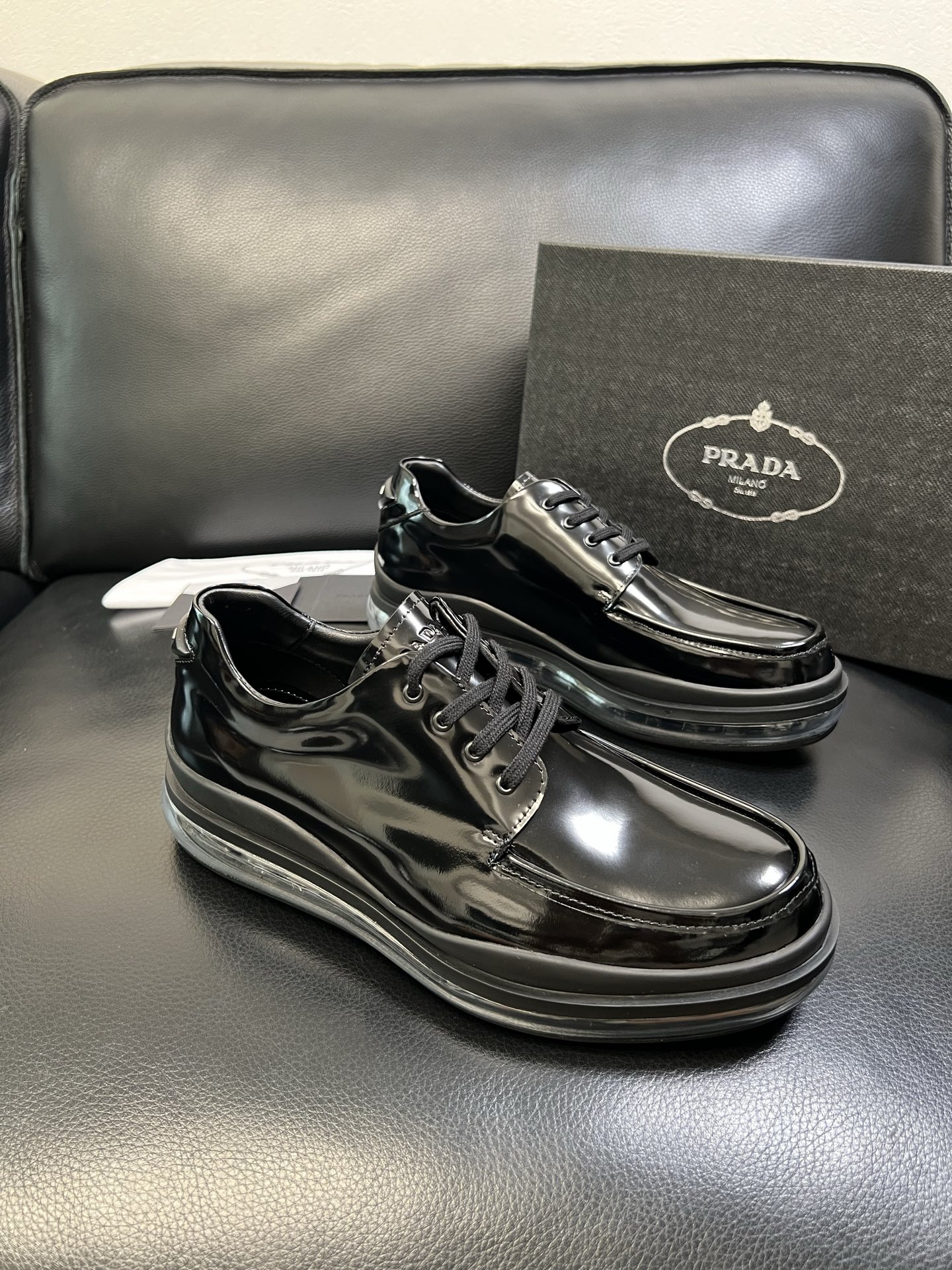 Prada 顶级工艺品，普拉达 专柜同步，原厂配置意大利进口牛皮面料，进口牛皮内里垫，透气舒适，鞋底：原