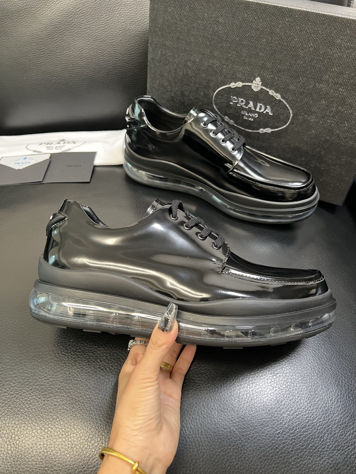 Prada 顶级工艺品，普拉达 专柜同步，原厂配置意大利进口牛皮面料，进口牛皮内里垫，透气舒适，鞋底：原