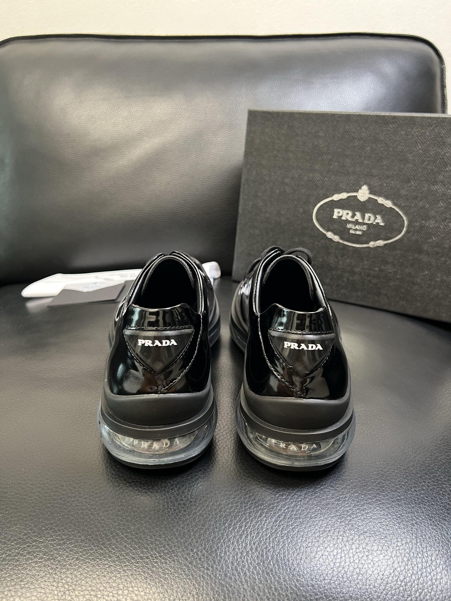 Prada 顶级工艺品，普拉达 专柜同步，原厂配置意大利进口牛皮面料，进口牛皮内里垫，透气舒适，鞋底：原