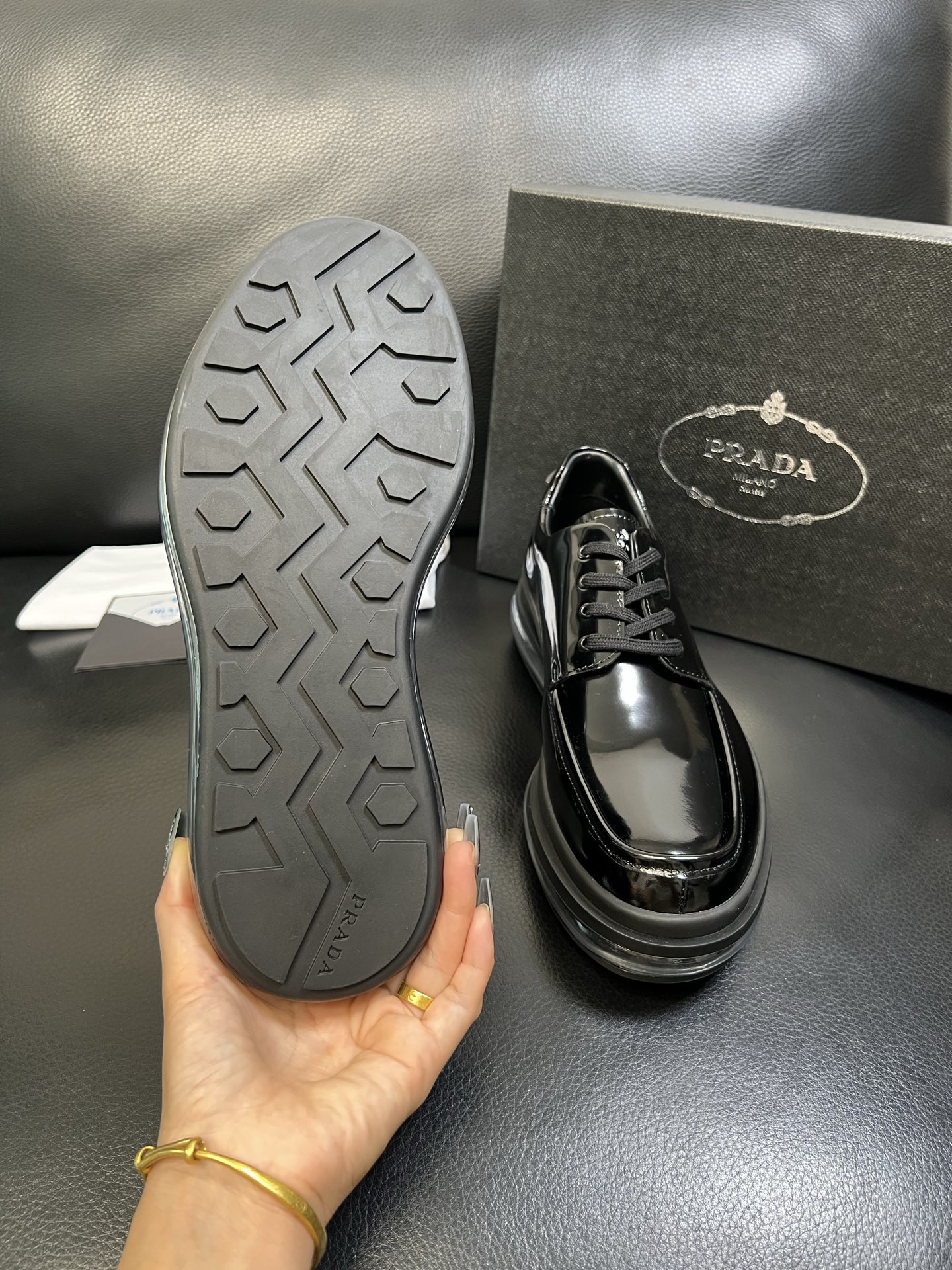 Prada 顶级工艺品，普拉达 专柜同步，原厂配置意大利进口牛皮面料，进口牛皮内里垫，透气舒适，鞋底：原