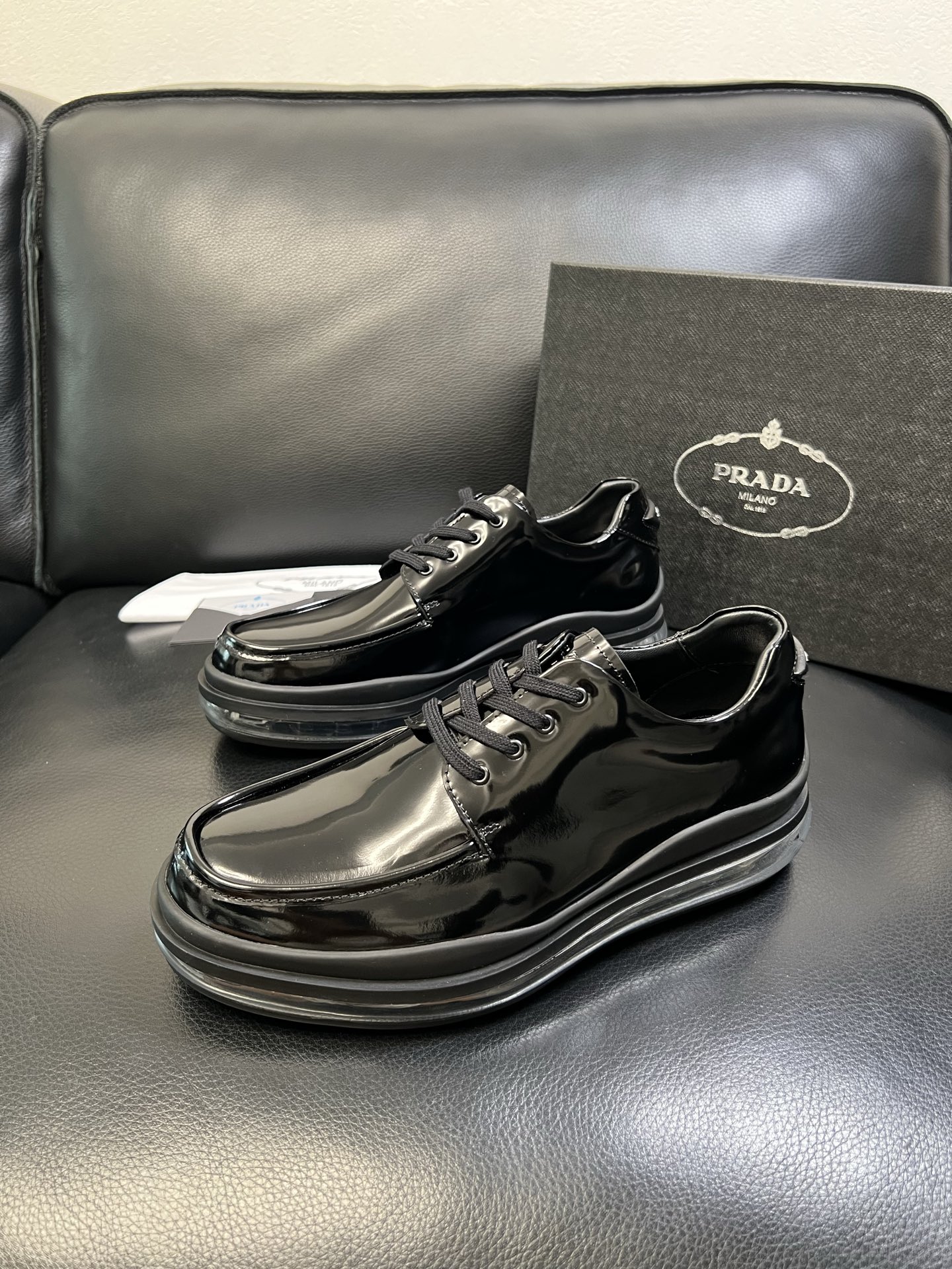 Prada 顶级工艺品，普拉达 专柜同步，原厂配置意大利进口牛皮面料，进口牛皮内里垫，透气舒适，鞋底：原