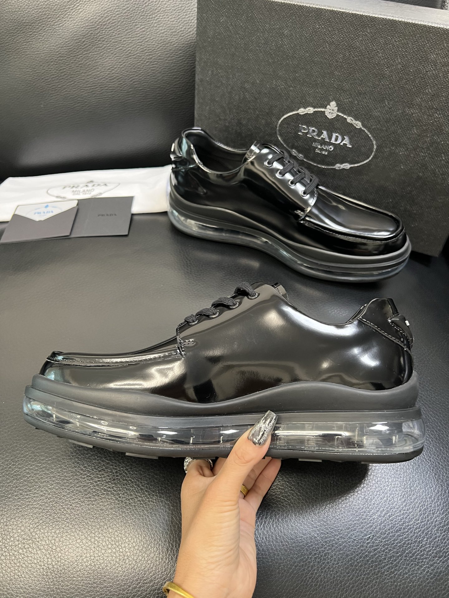 Prada 顶级工艺品，普拉达 专柜同步，原厂配置意大利进口牛皮面料，进口牛皮内里垫，透气舒适，鞋底：原