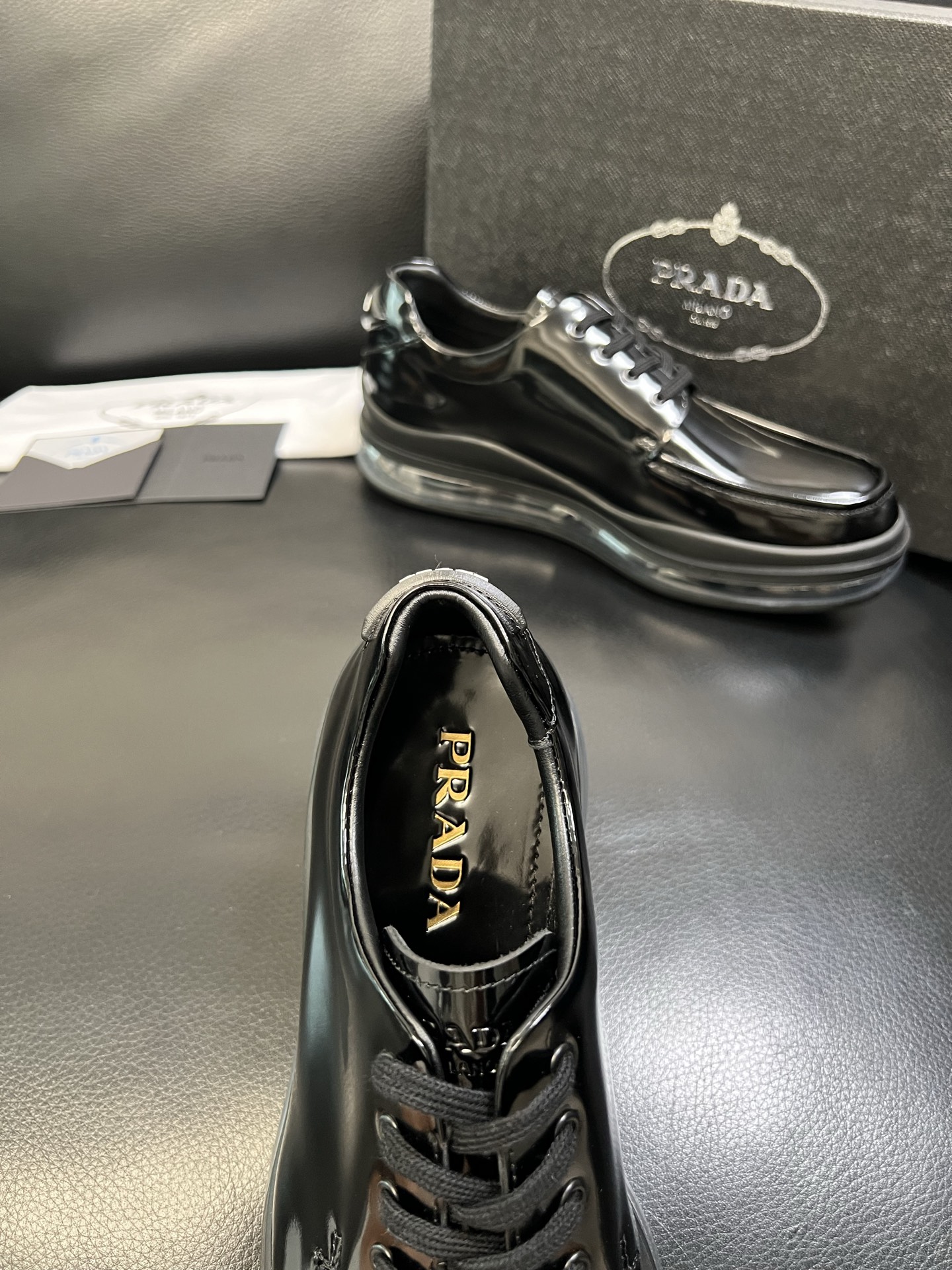 Prada 顶级工艺品，普拉达 专柜同步，原厂配置意大利进口牛皮面料，进口牛皮内里垫，透气舒适，鞋底：原