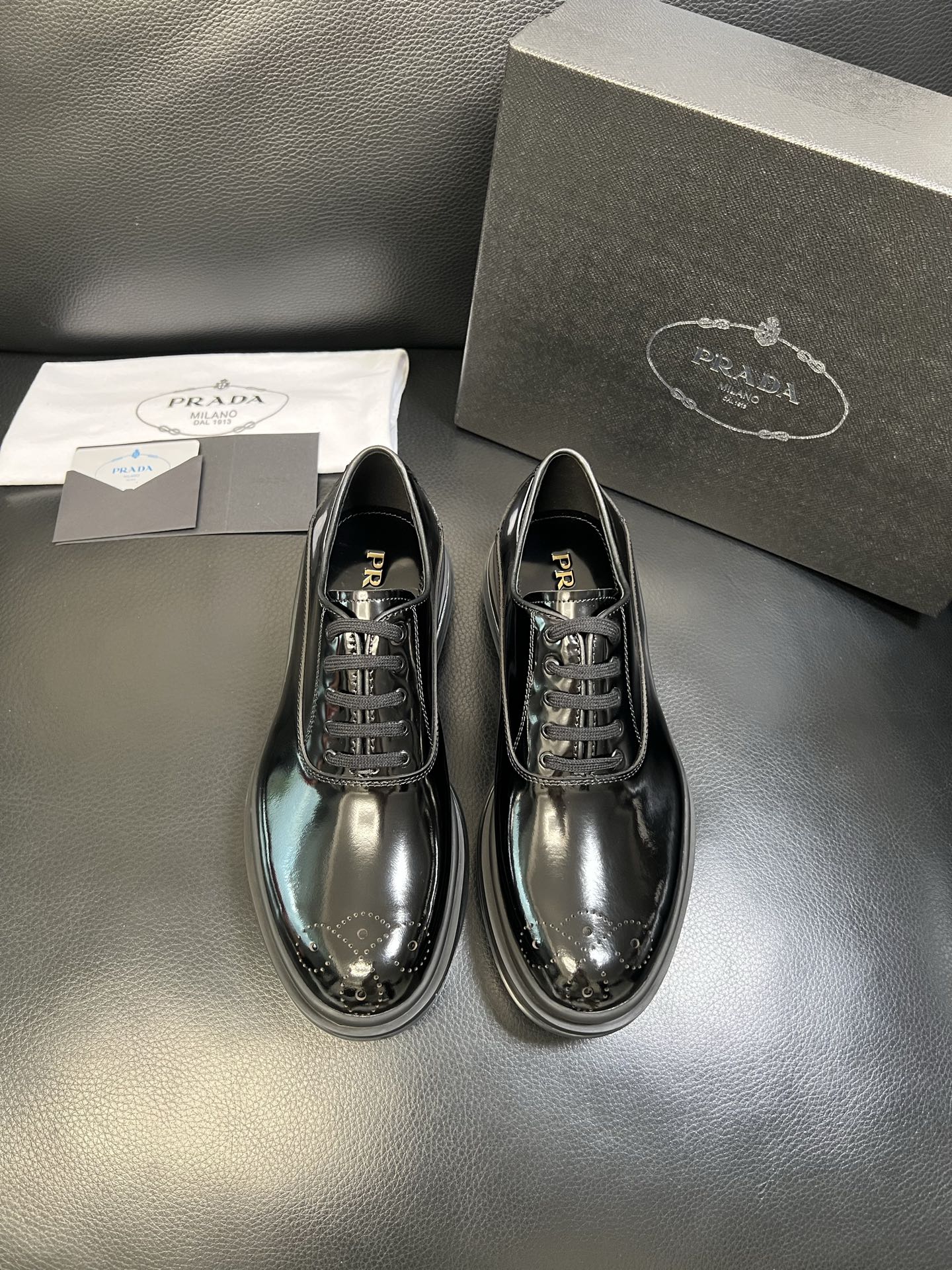 Prada 顶级工艺品，普拉达 专柜同步，原厂配置意大利进口牛皮面料，进口牛皮内里垫，透气舒适，鞋底：原