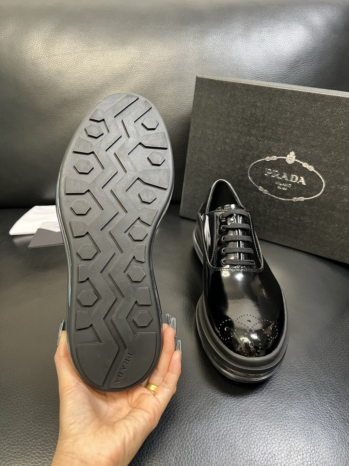 Prada 顶级工艺品，普拉达 专柜同步，原厂配置意大利进口牛皮面料，进口牛皮内里垫，透气舒适，鞋底：原